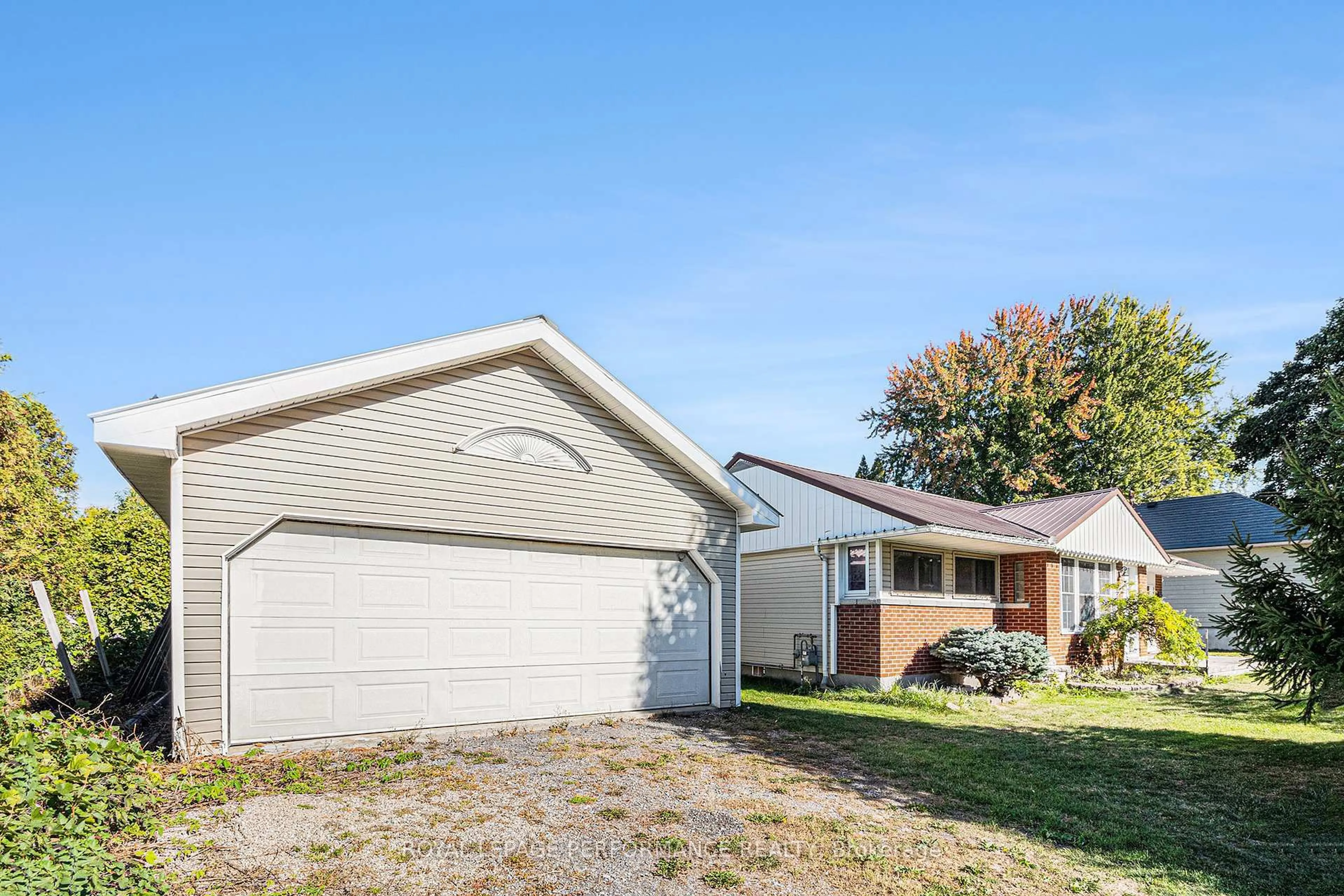 Home with vinyl exterior material, street for 724 St Antoine St, Cornwall Ontario K6H 7G9