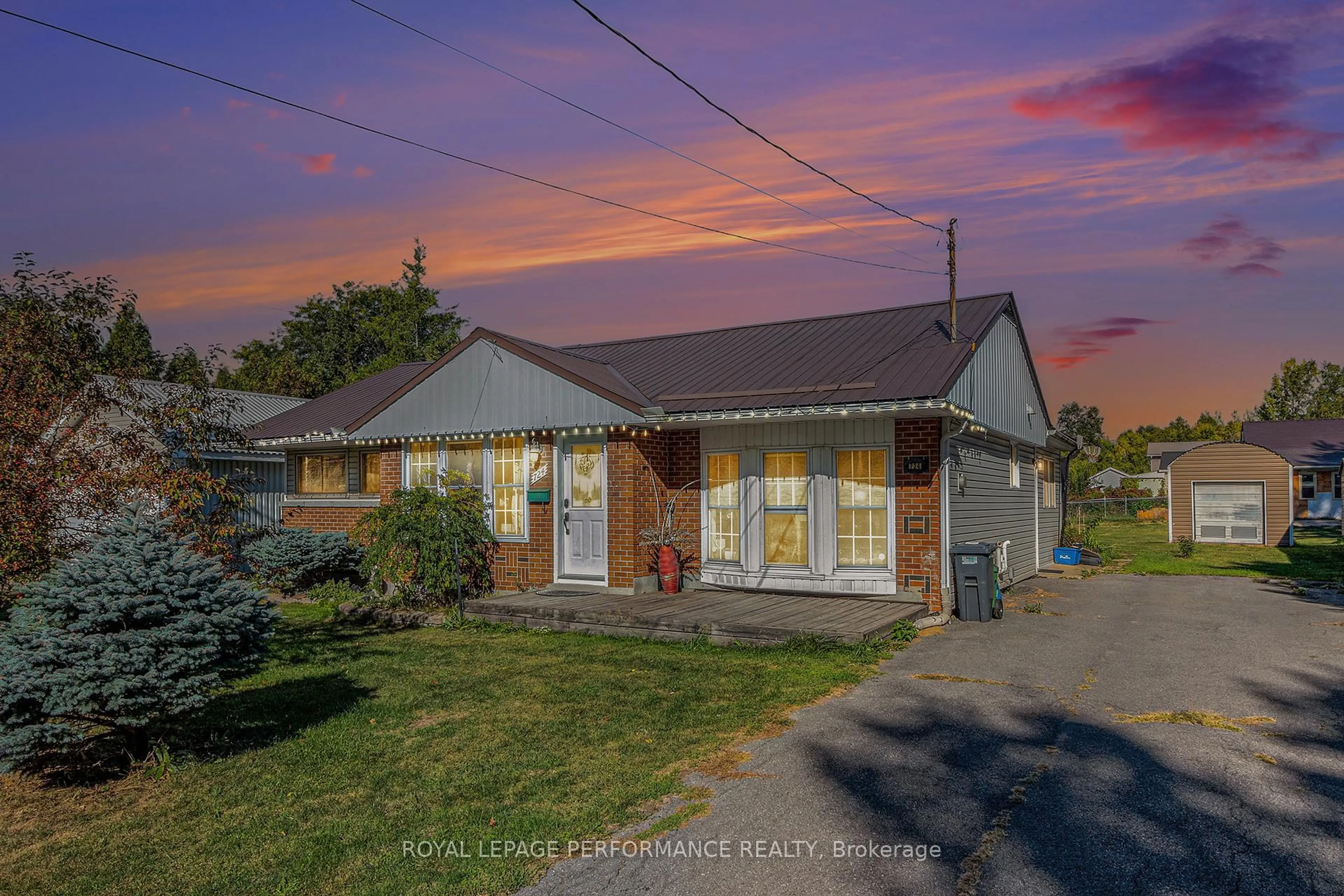 A pic from outside/outdoor area/front of a property/back of a property/a pic from drone, street for 724 St Antoine St, Cornwall Ontario K6H 7G9