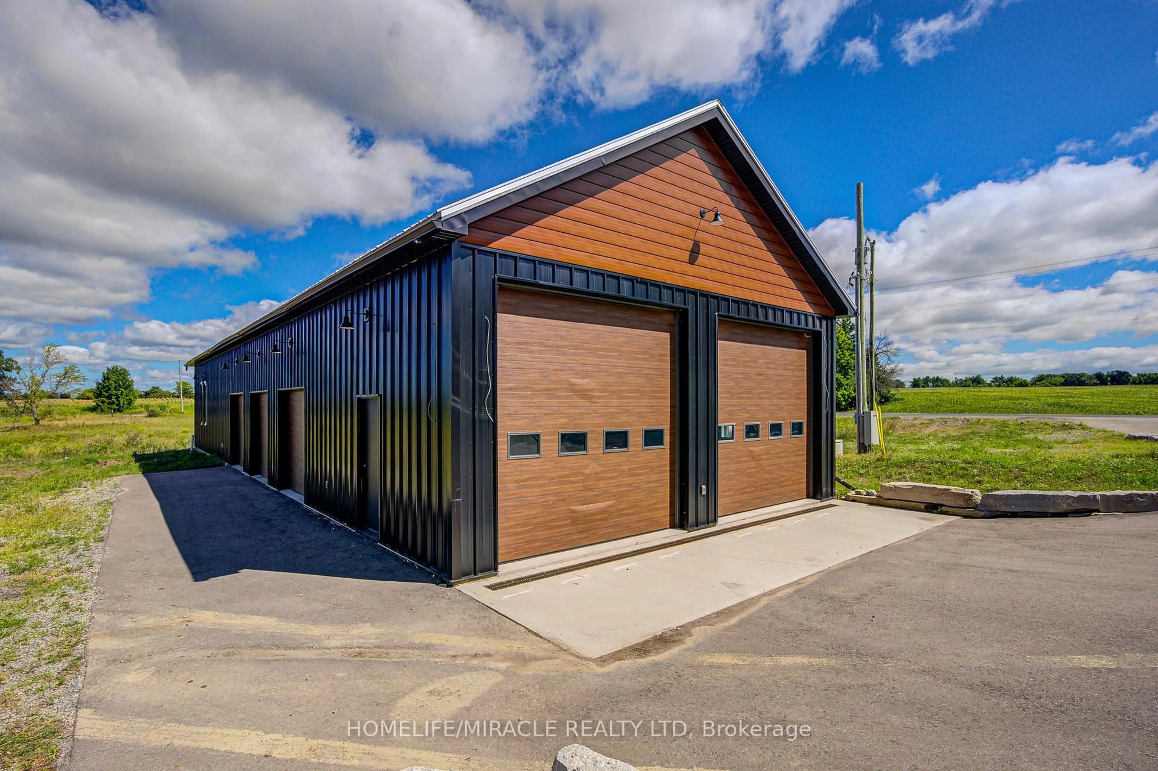Indoor garage for 9214 Oak Ridges Dr, Hamilton Township Ontario K0K 2E0