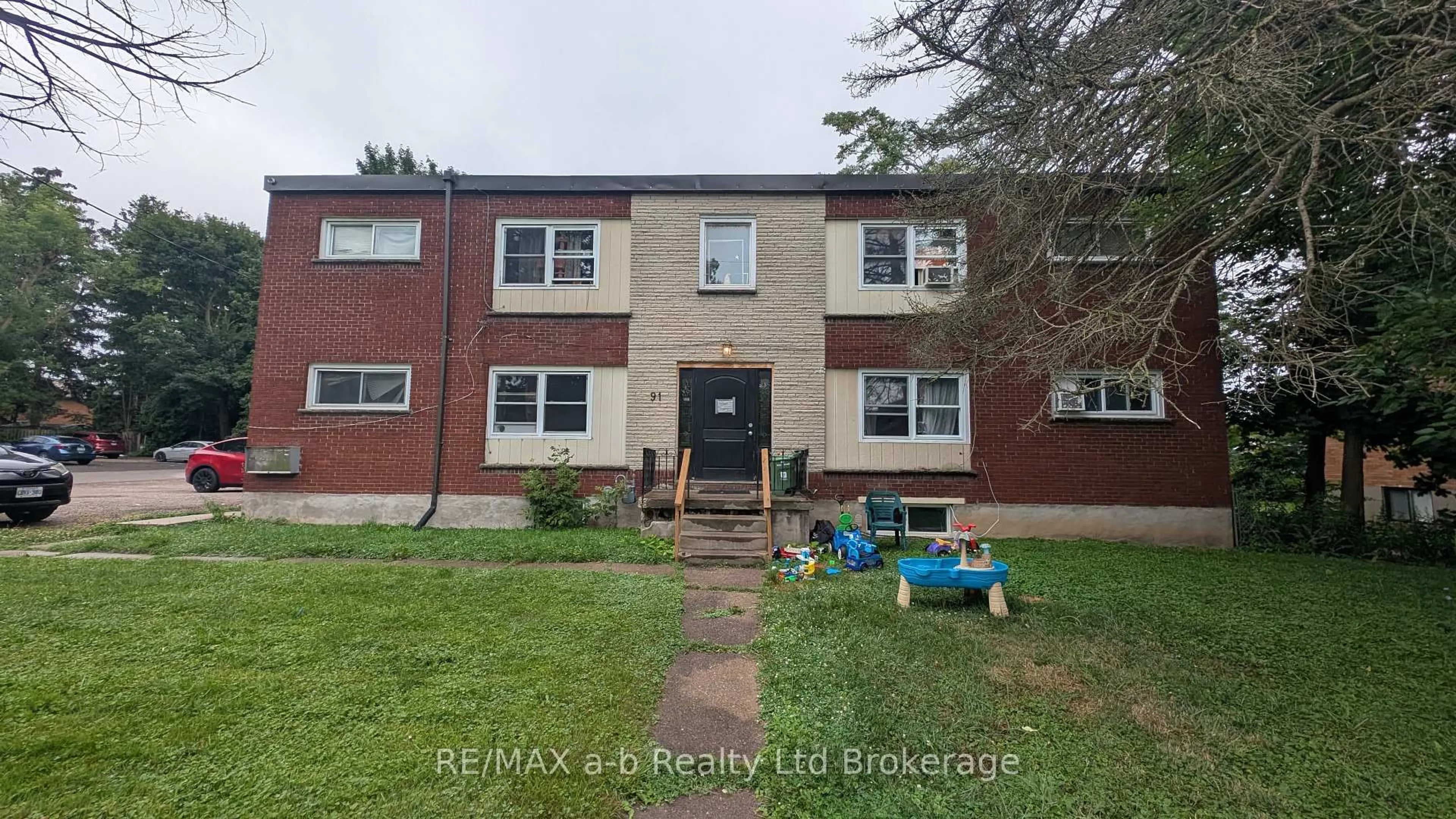 A pic from outside/outdoor area/front of a property/back of a property/a pic from drone, building for 91 King Edward Ave, London South Ontario N5Z 3S7