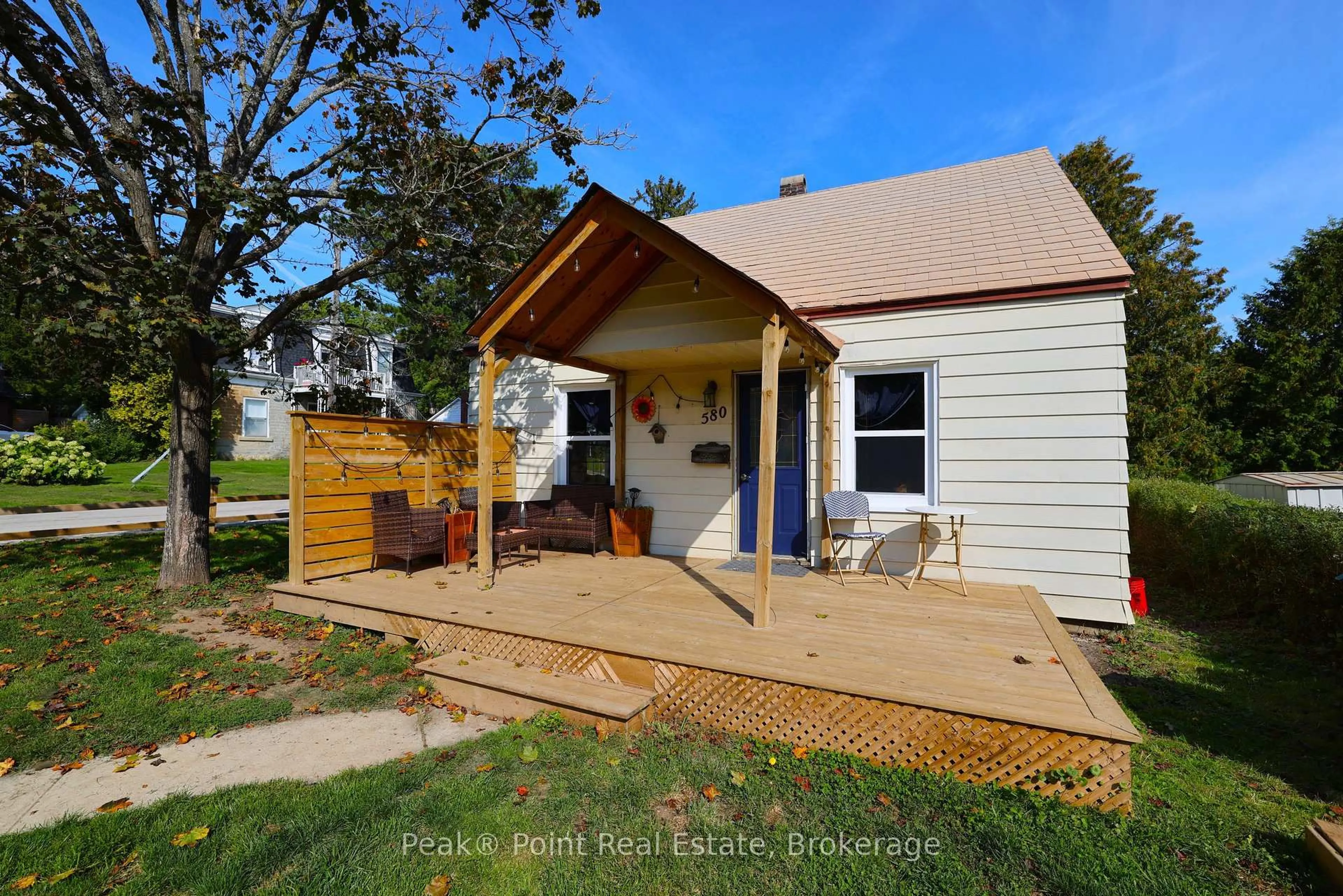 Home with vinyl exterior material, street for 580 14TH St, Owen Sound Ontario N4K 3Y2