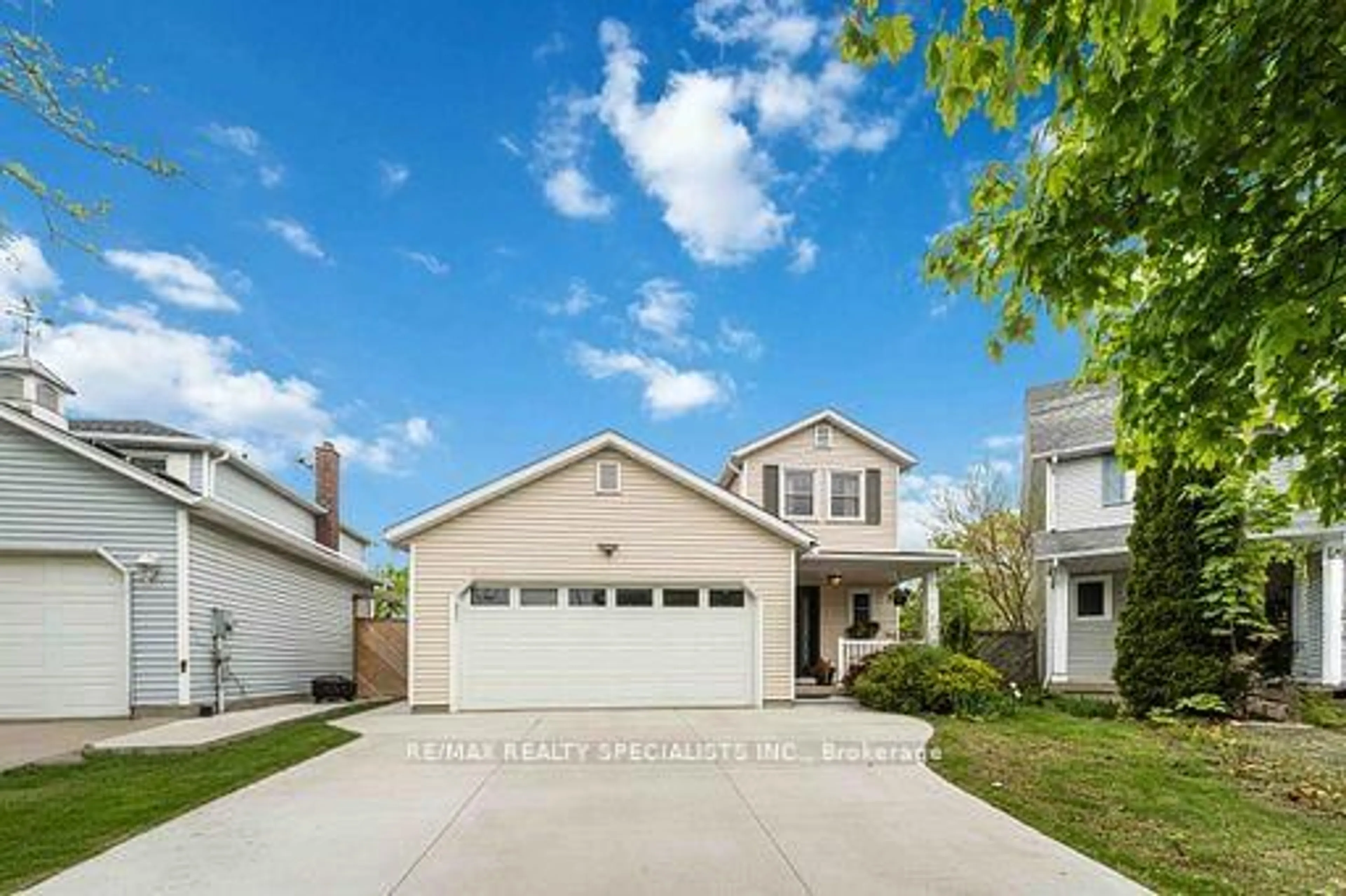 Home with vinyl exterior material, street for 17 Rannie Crt, Thorold Ontario L2V 4X1