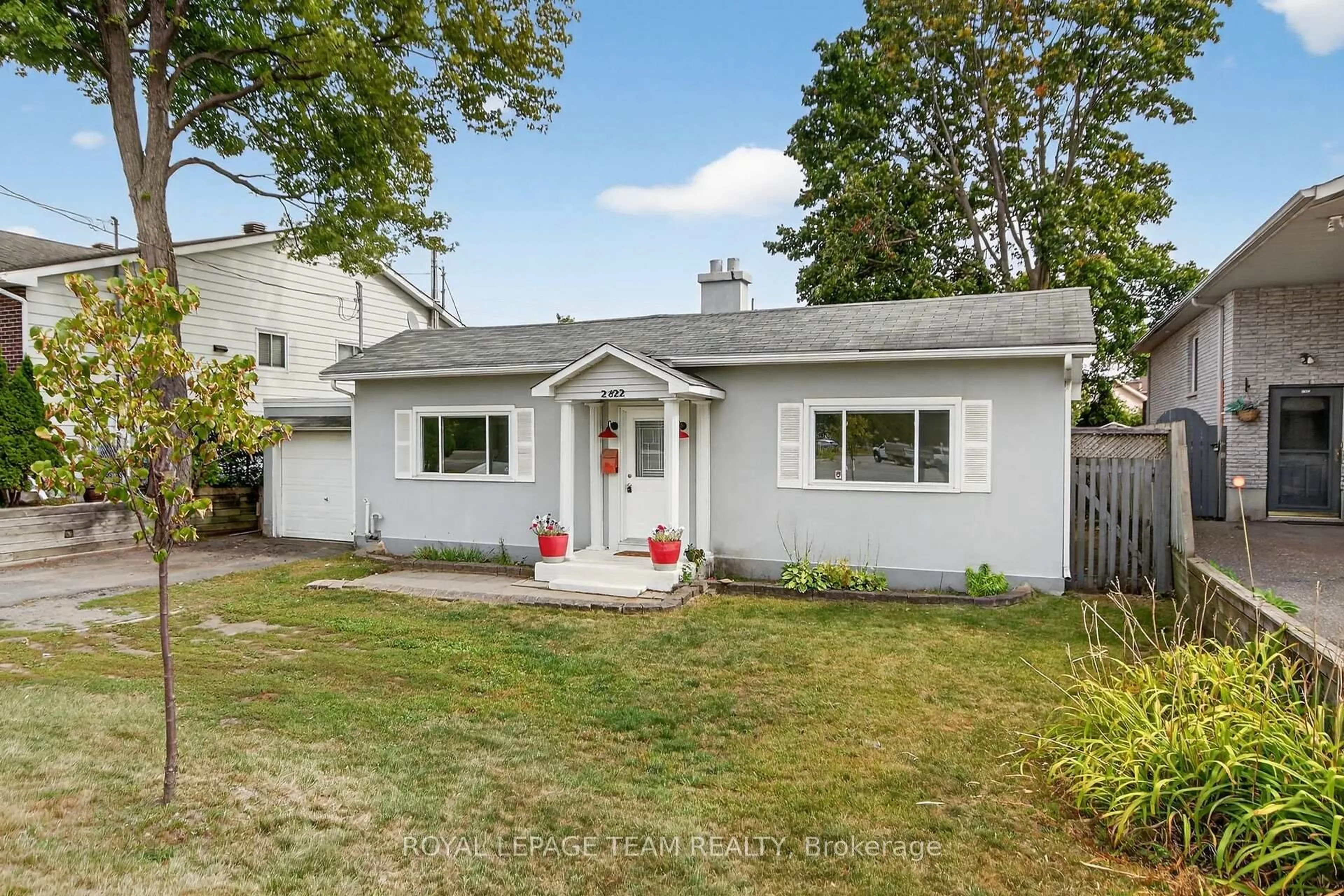 Home with vinyl exterior material, street for 2822 Richmond Rd, Ottawa Ontario K2B 6S5