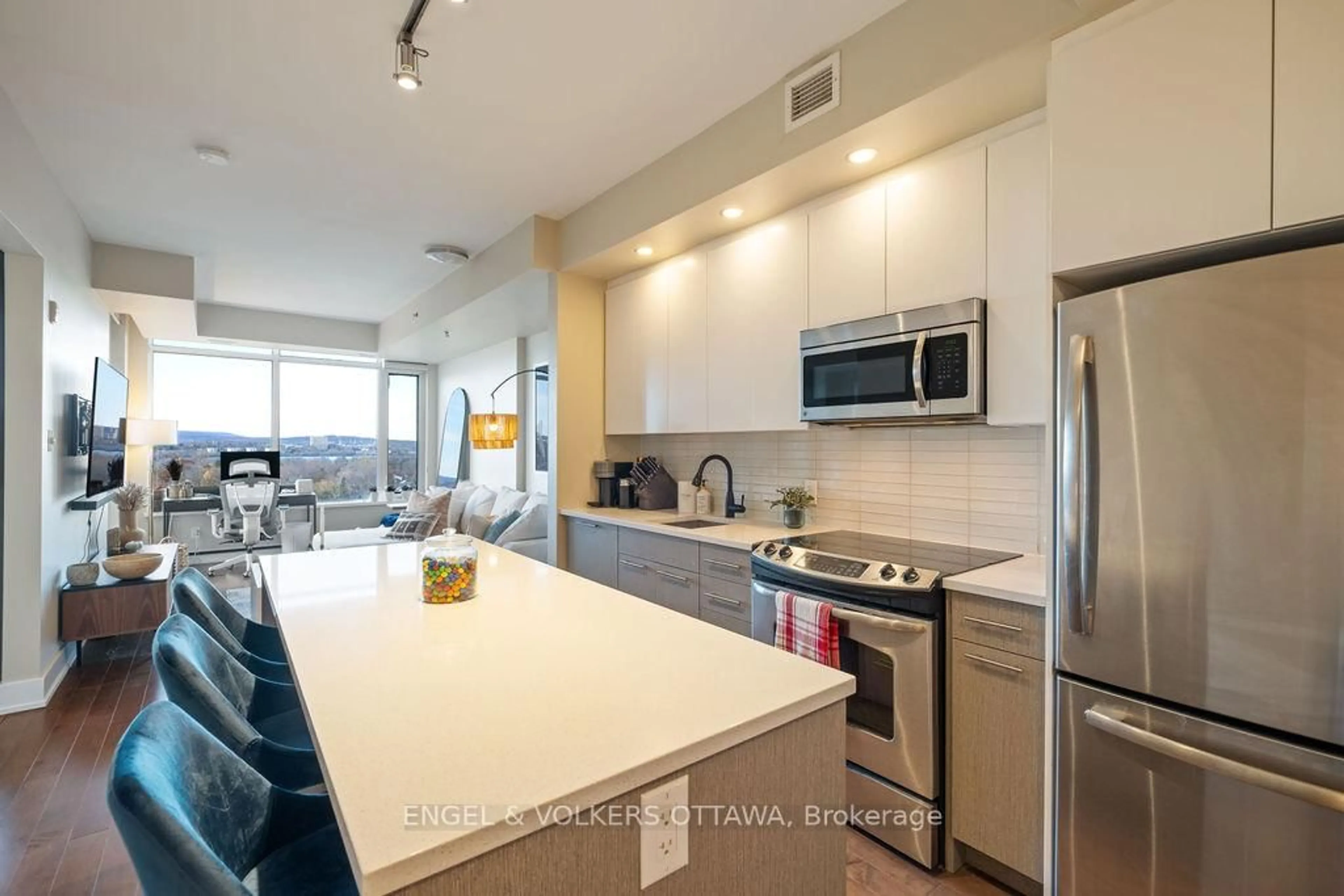 Open concept kitchen, ceramic/tile floor for 88 RICHMOND Rd #809, Ottawa Ontario K1Z 0B1