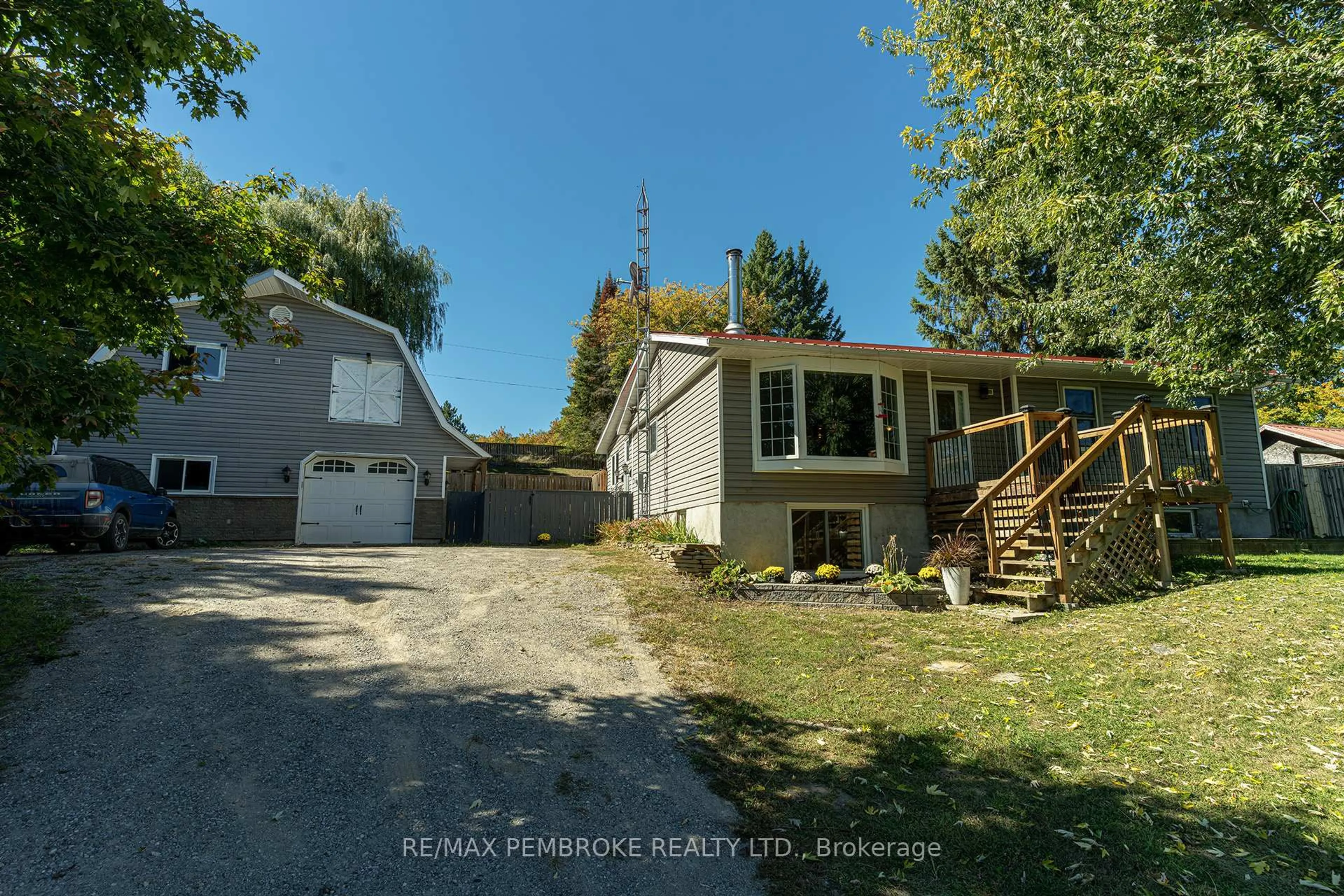 A pic from outside/outdoor area/front of a property/back of a property/a pic from drone, street for 267 Lacroix Bay Rd, Westmeath Ontario K0J 2L0