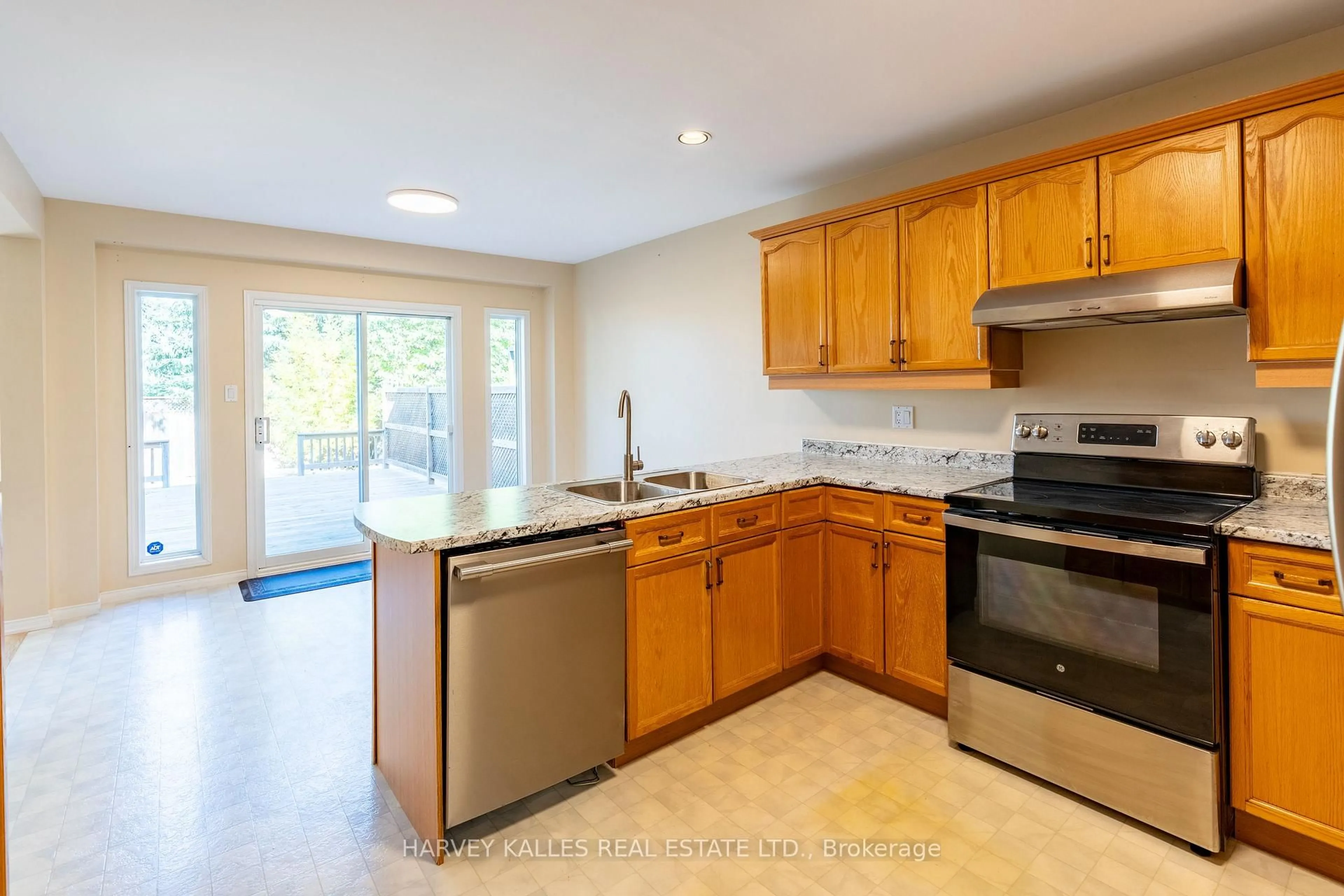 Standard kitchen, ceramic/tile floor for 573 Windjammer Way, Waterloo Ontario N2K 3Z5