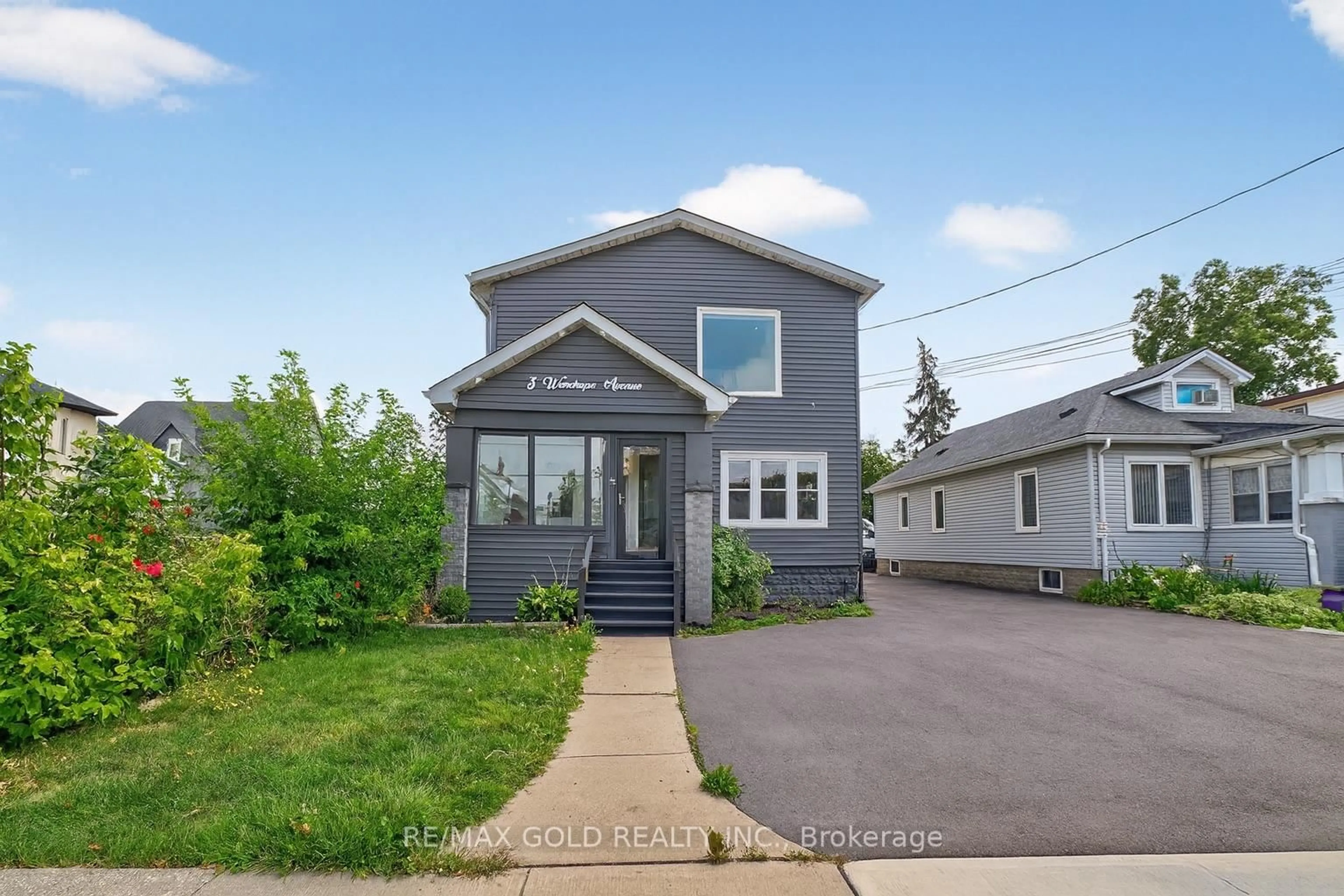 Home with vinyl exterior material, street for 3 Wardrope Ave, Hamilton Ontario L8G 1R9
