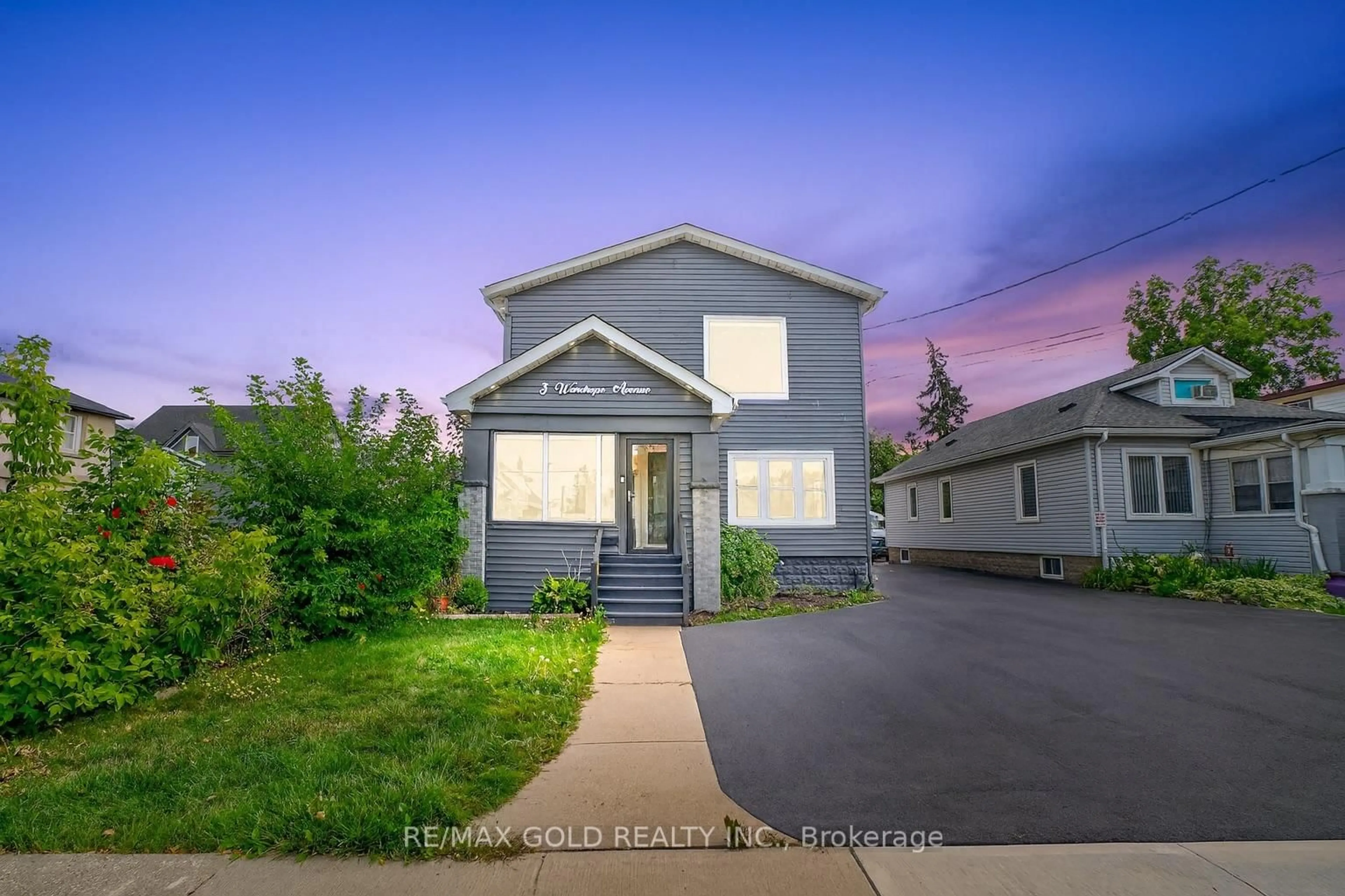 Home with vinyl exterior material, street for 3 Wardrope Ave, Hamilton Ontario L8G 1R9