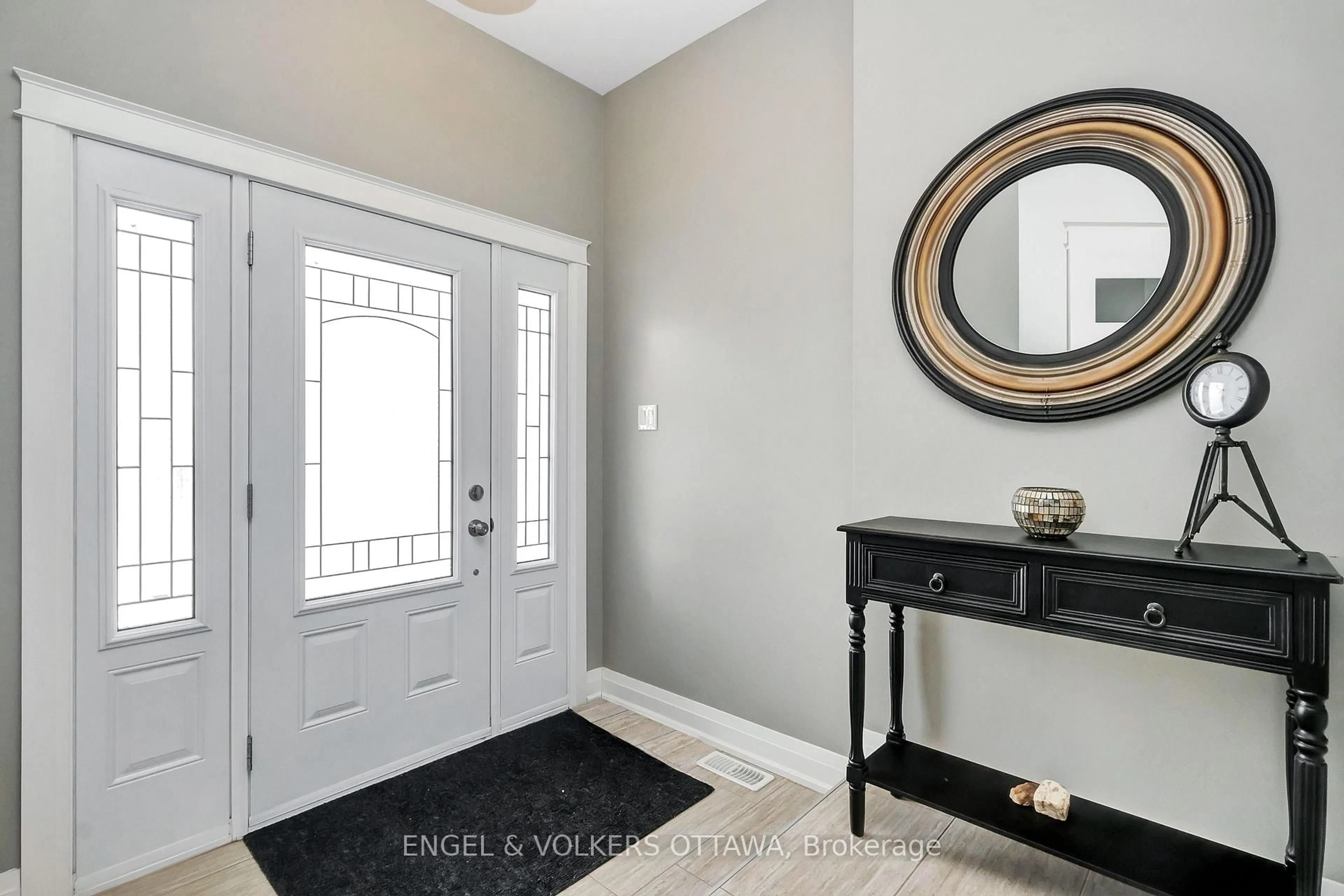 Indoor entryway for 304 Colmar St, Russell Ontario K0A 1W0