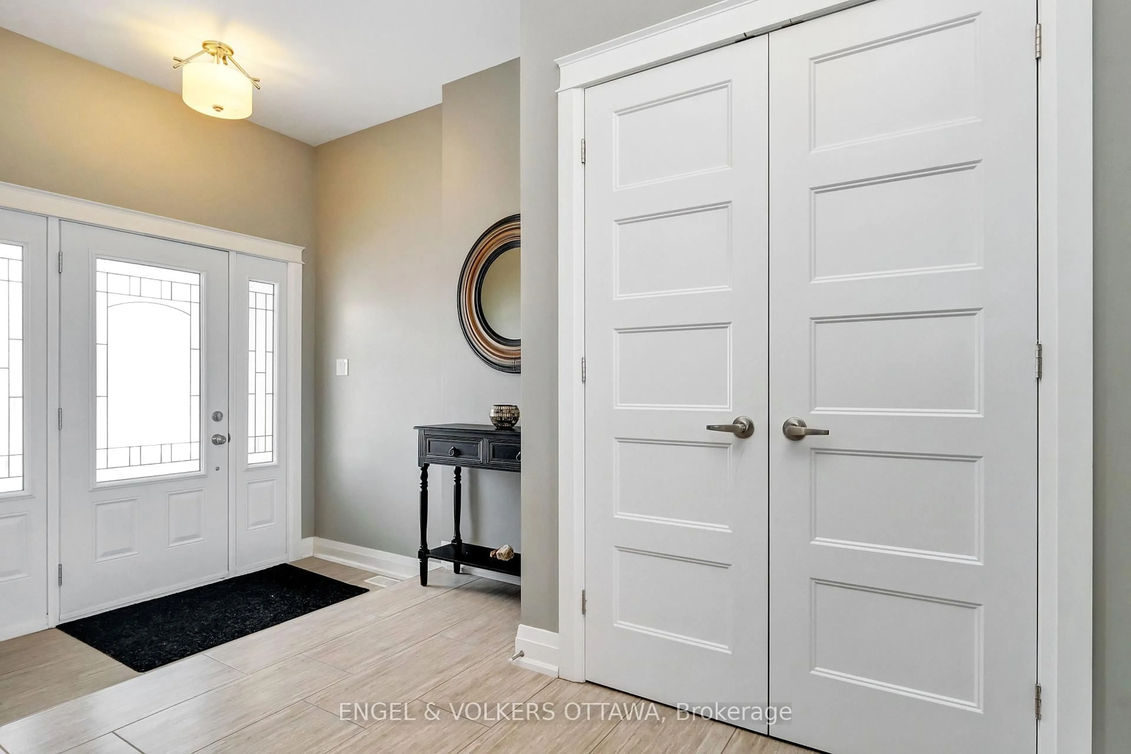 Indoor entryway for 304 Colmar St, Russell Ontario K0A 1W0