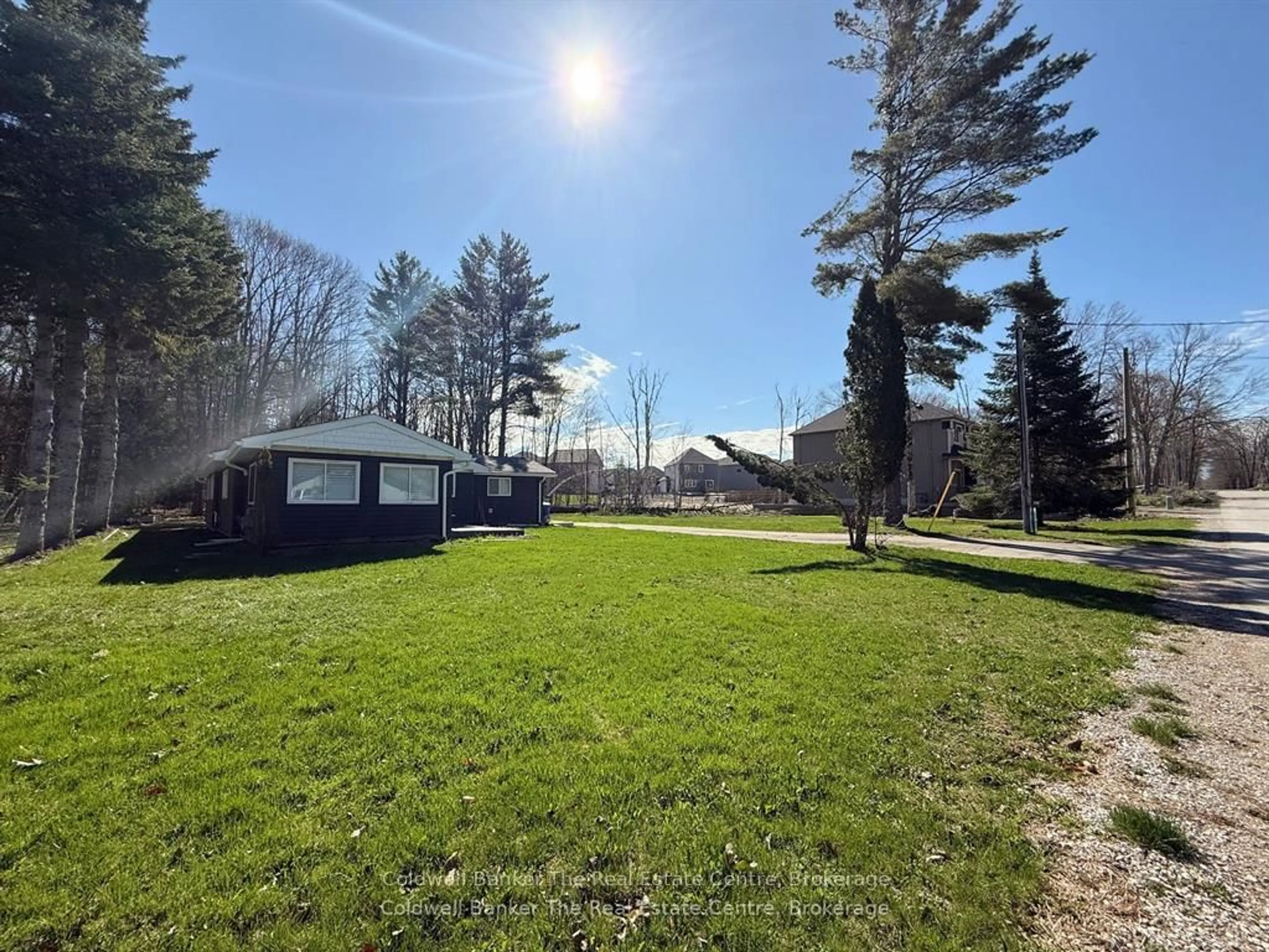 A pic from outside/outdoor area/front of a property/back of a property/a pic from drone, forest/trees view for 460 Wellington St, Gravenhurst Ontario P1P 1A5