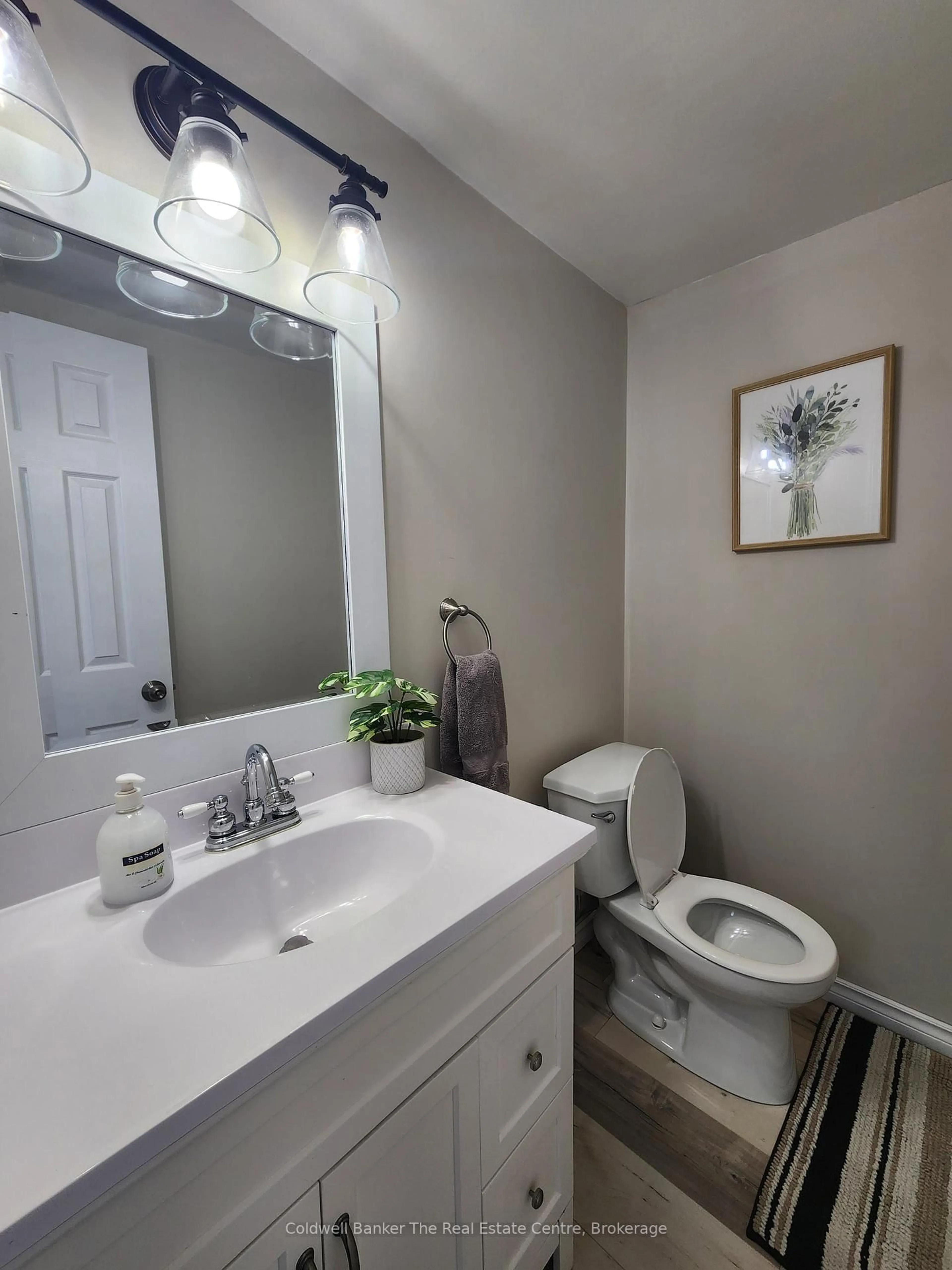 Standard bathroom, unknown for 460 Wellington St, Gravenhurst Ontario P1P 1A5