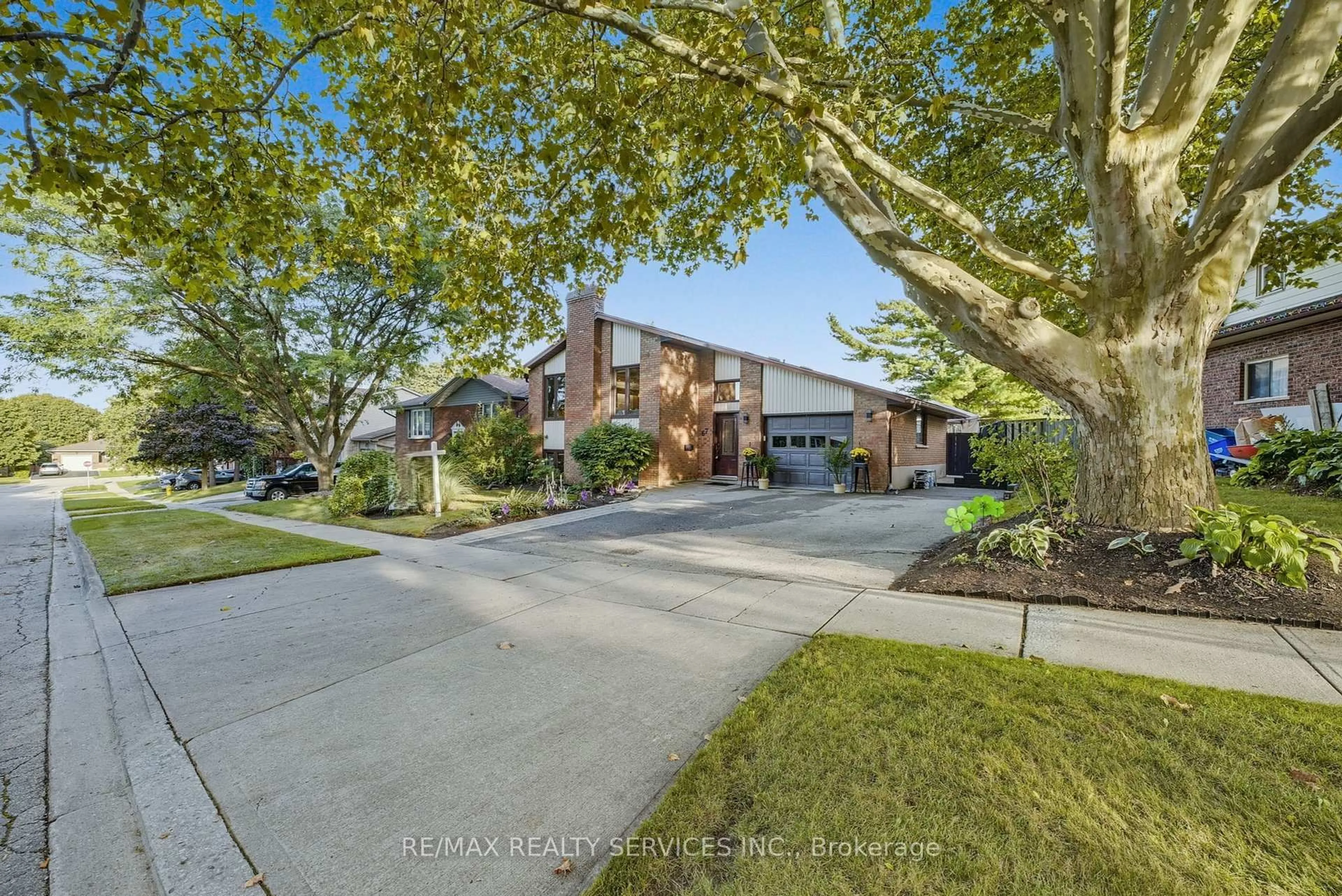 A pic from outside/outdoor area/front of a property/back of a property/a pic from drone, street for 67 Westbury Cres, Cambridge Ontario N3C 3G3