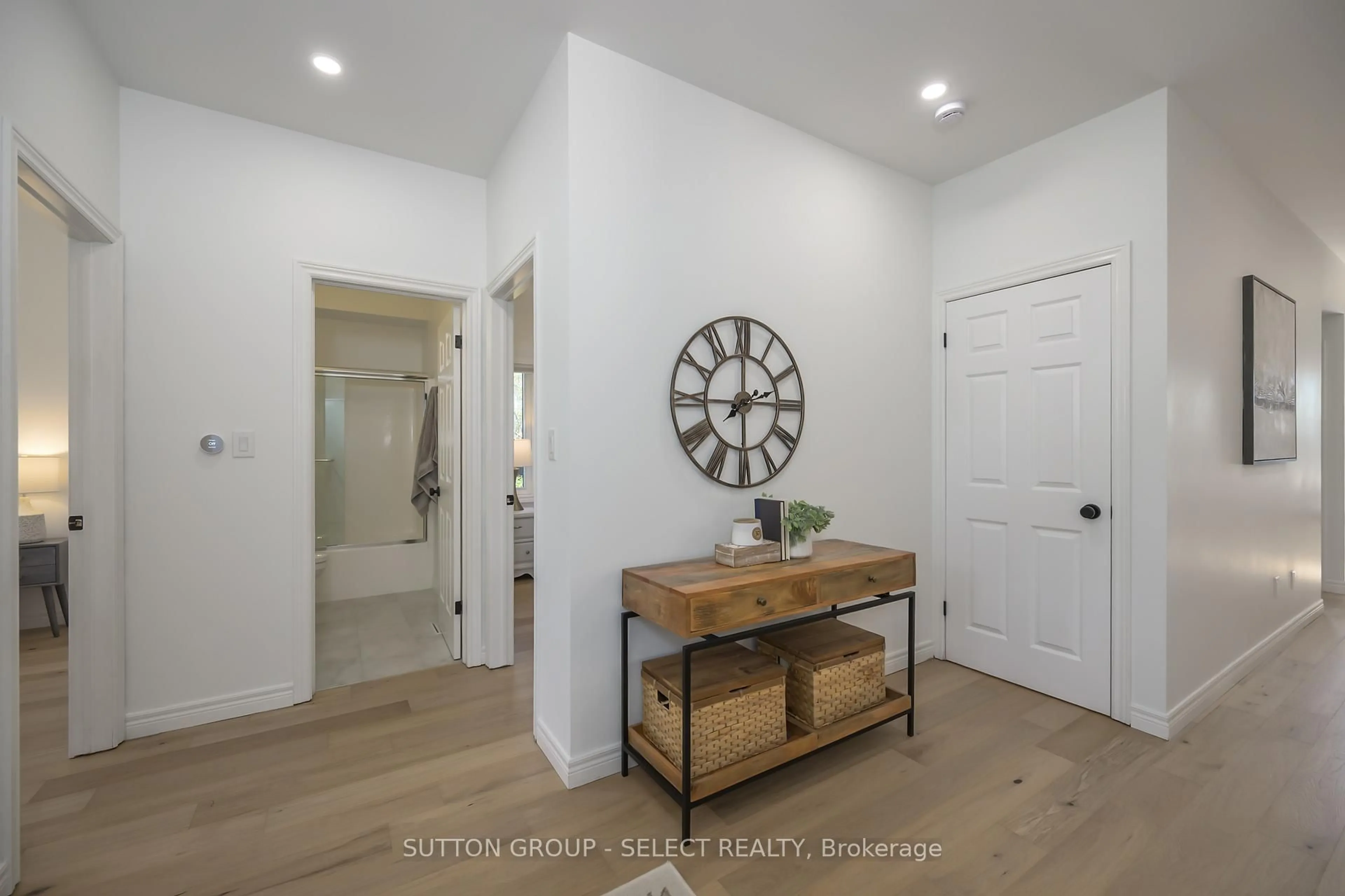 Indoor entryway for 8663 Parkhouse Dr, Strathroy-Caradoc Ontario N0L 1W0