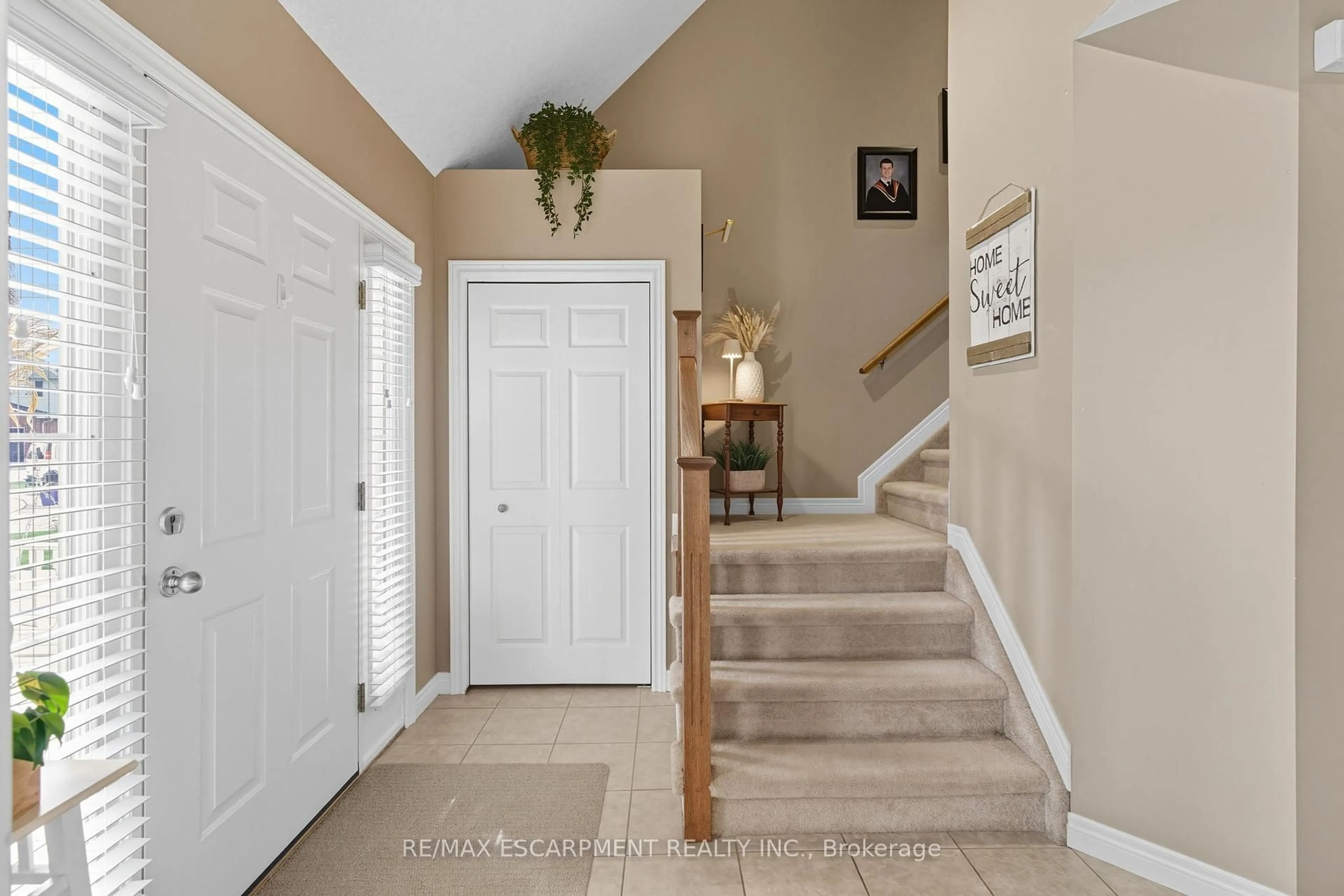 Indoor entryway for 4 Blackburn Crt, Haldimand Ontario N3W 2N9