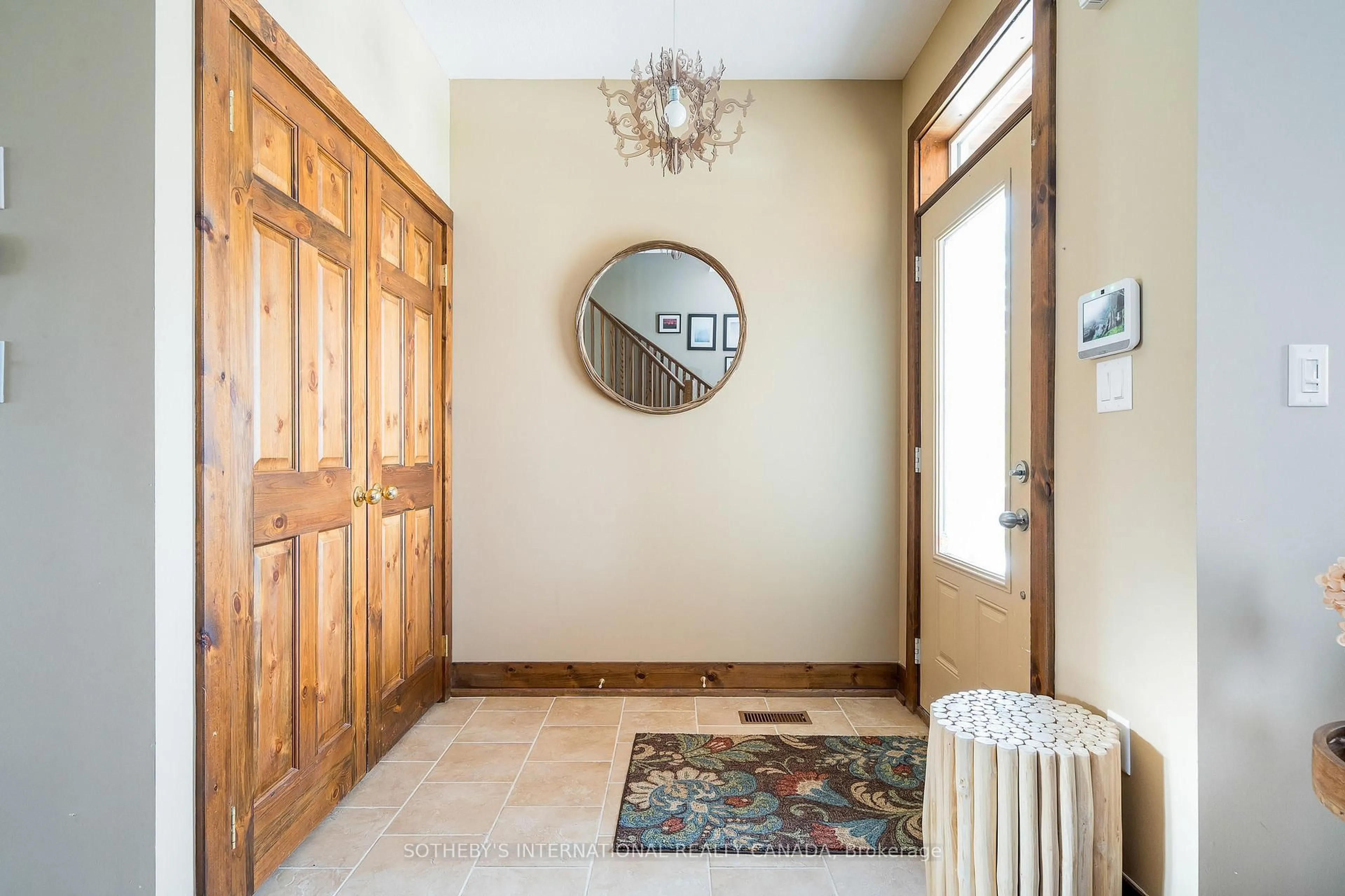 Indoor entryway for 101 Millennium Way, Blue Mountains Ontario L9Y 0V1