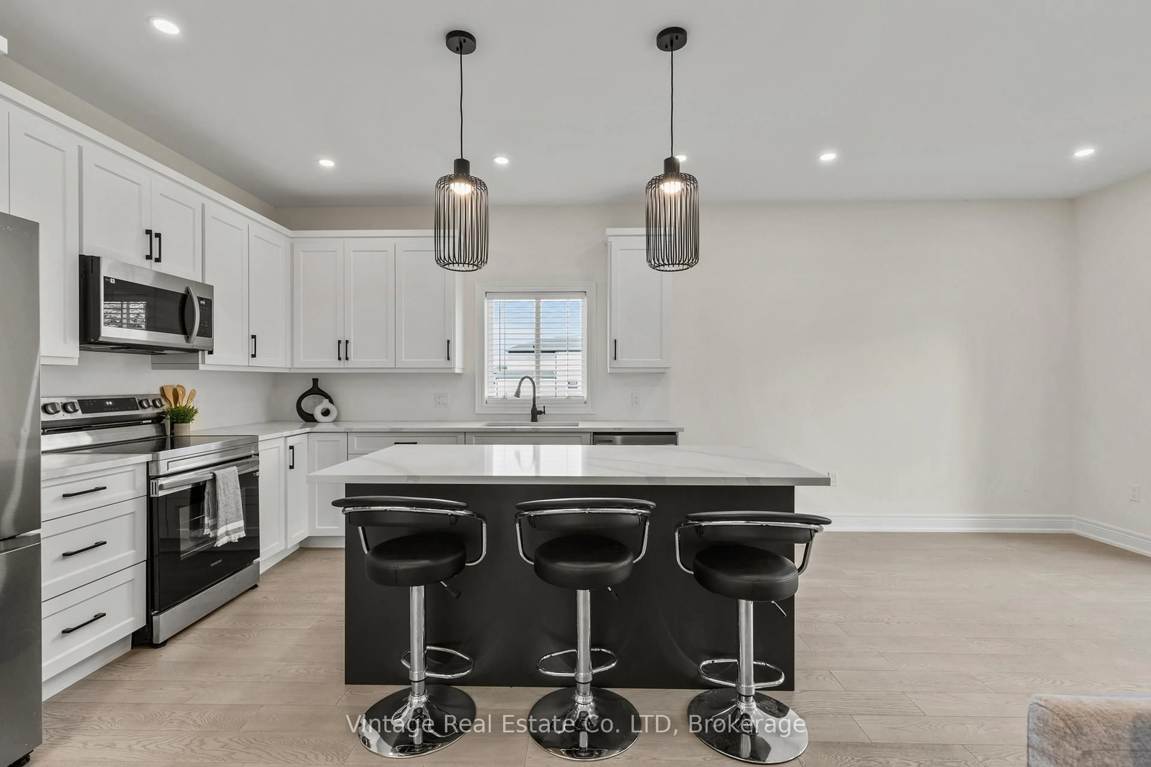 Contemporary kitchen, ceramic/tile floor for 181 Hodgkins Ave, Thorold Ontario L2V 0M6