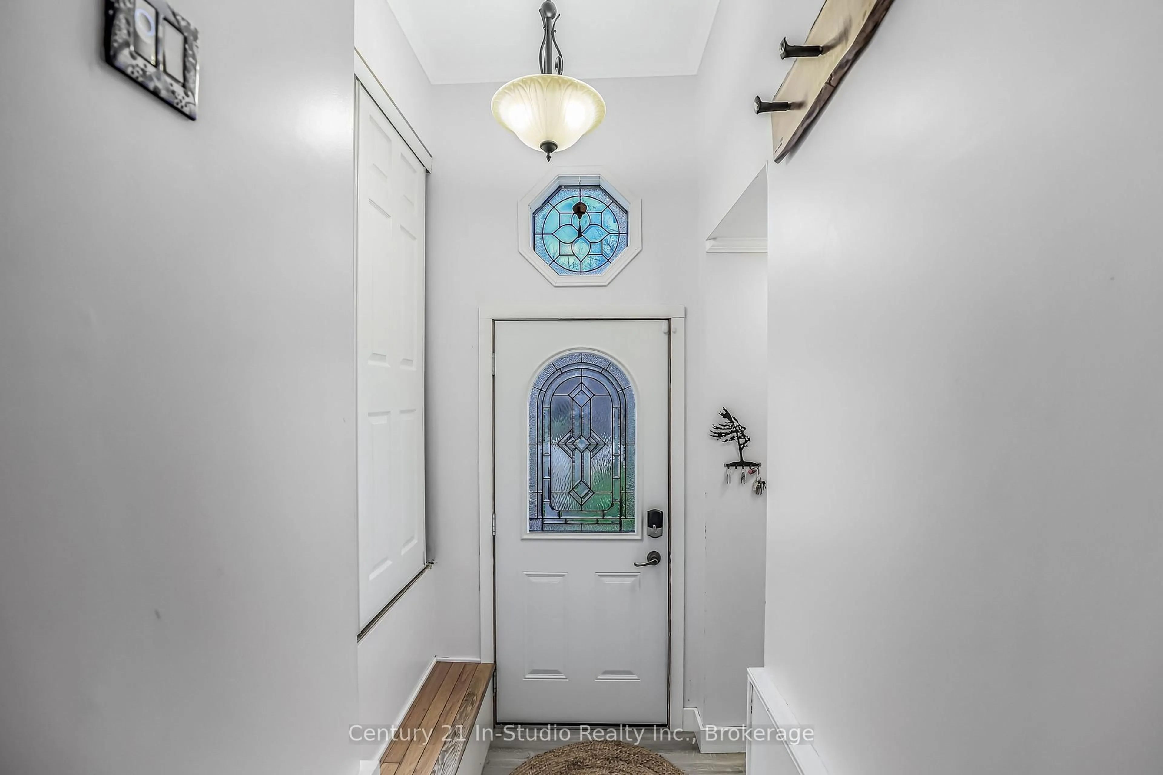 Indoor entryway for 550 McNabb St, Saugeen Shores Ontario N0H 2L0