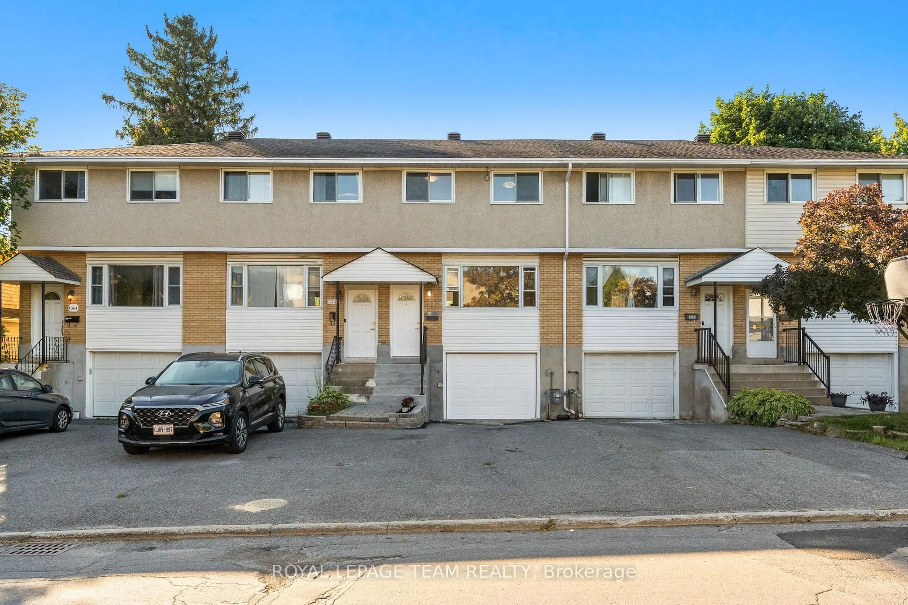 A pic from outside/outdoor area/front of a property/back of a property/a pic from drone, street for 1308 Summerville Ave, Ottawa Ontario K1Z 8G8