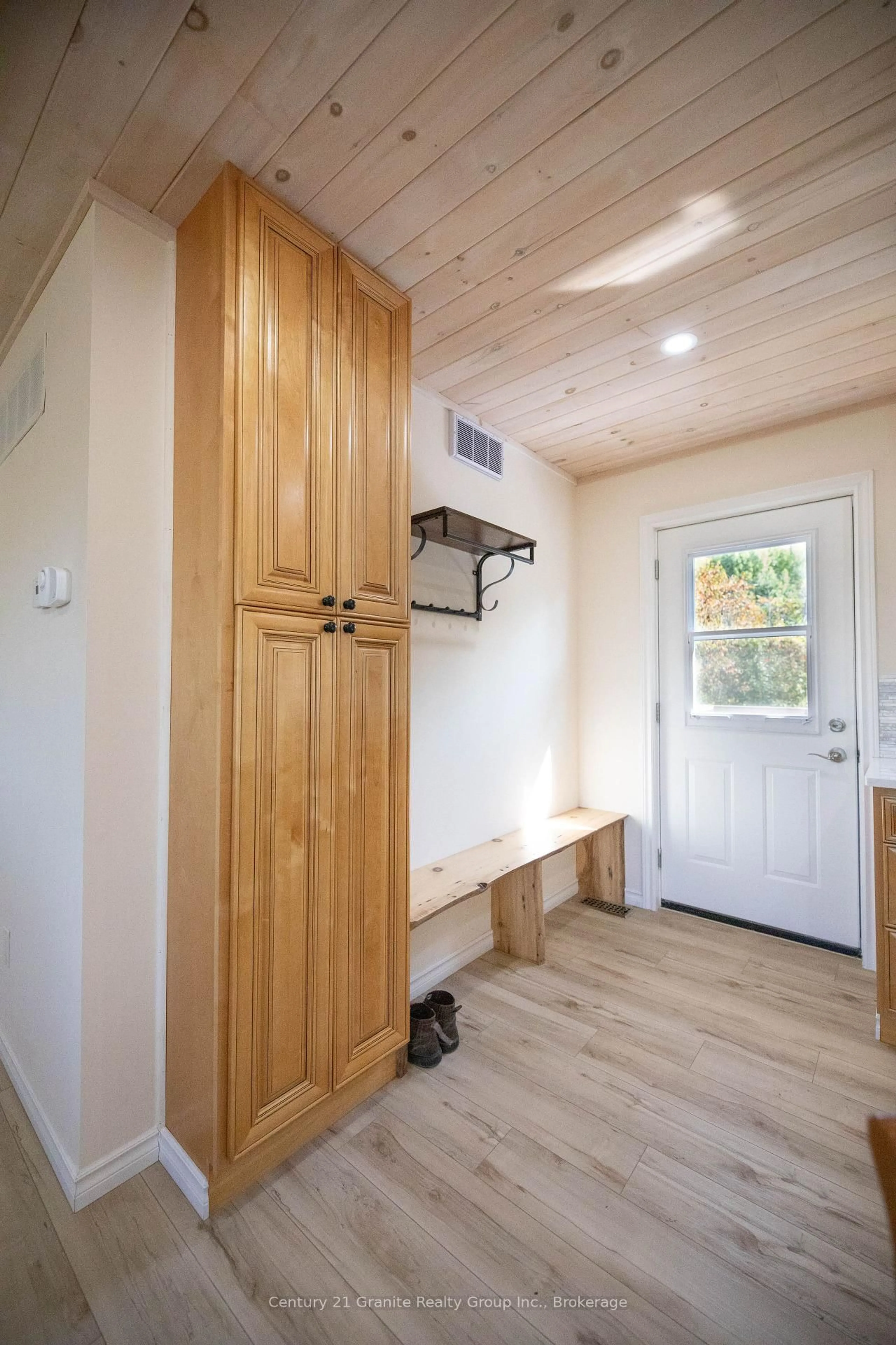 Indoor entryway for 1160 Kennisis Lake Rd, Dysart et al Ontario K0M 1S0