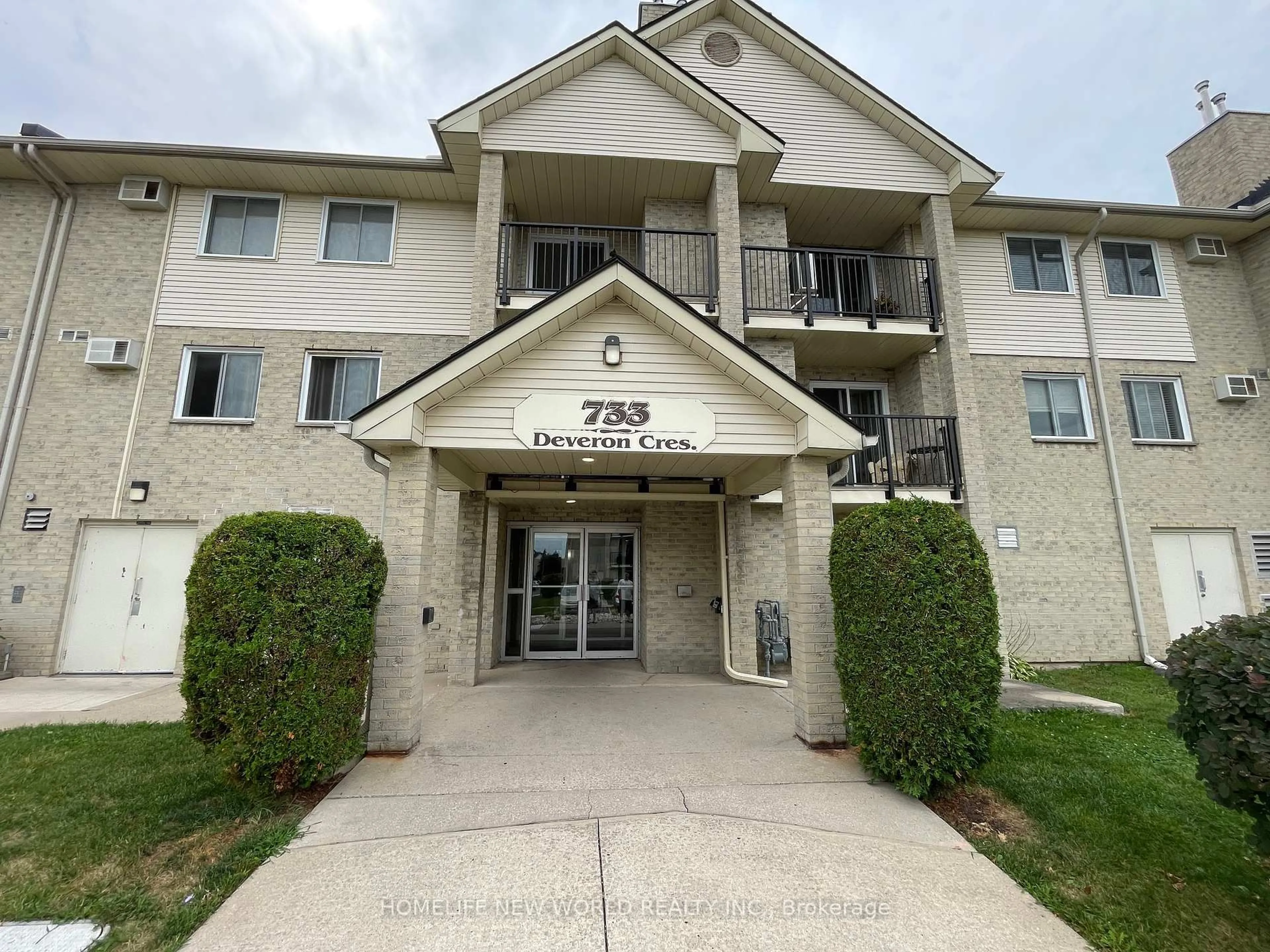 Indoor foyer for 733 Deveron Cres #317, London South Ontario N5Z 4X7
