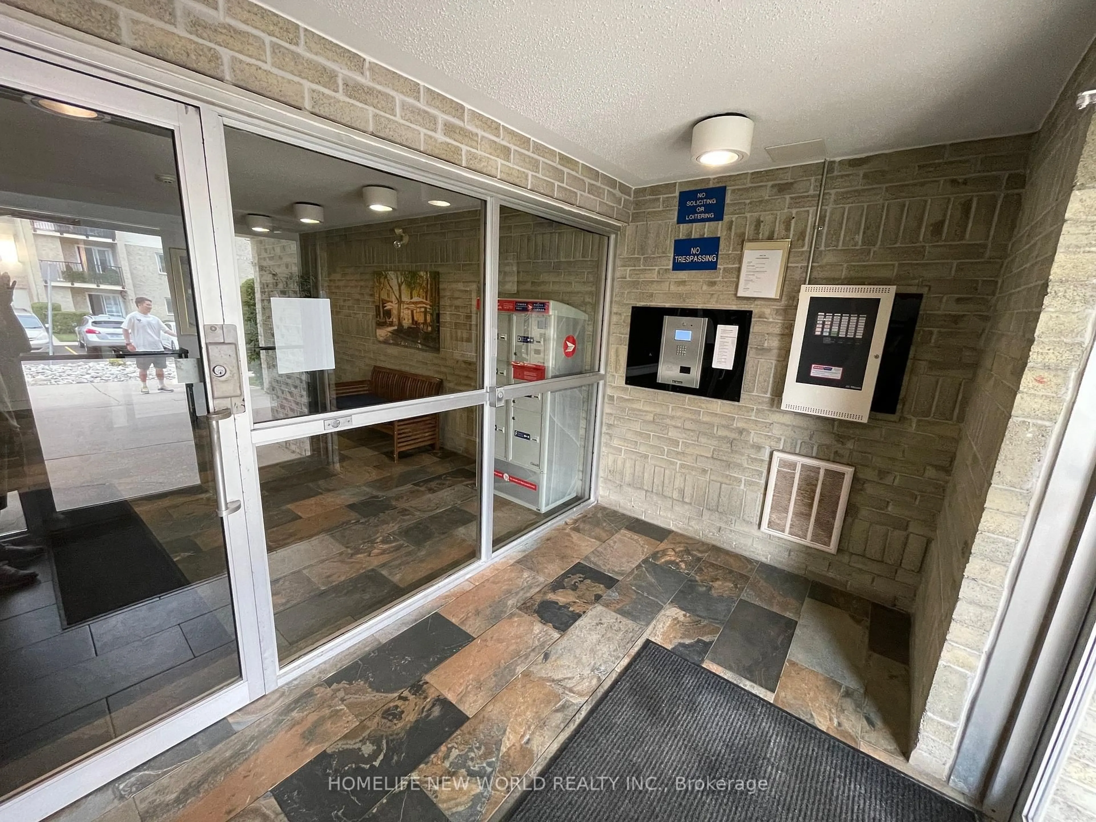 Indoor foyer for 733 Deveron Cres #317, London South Ontario N5Z 4X7