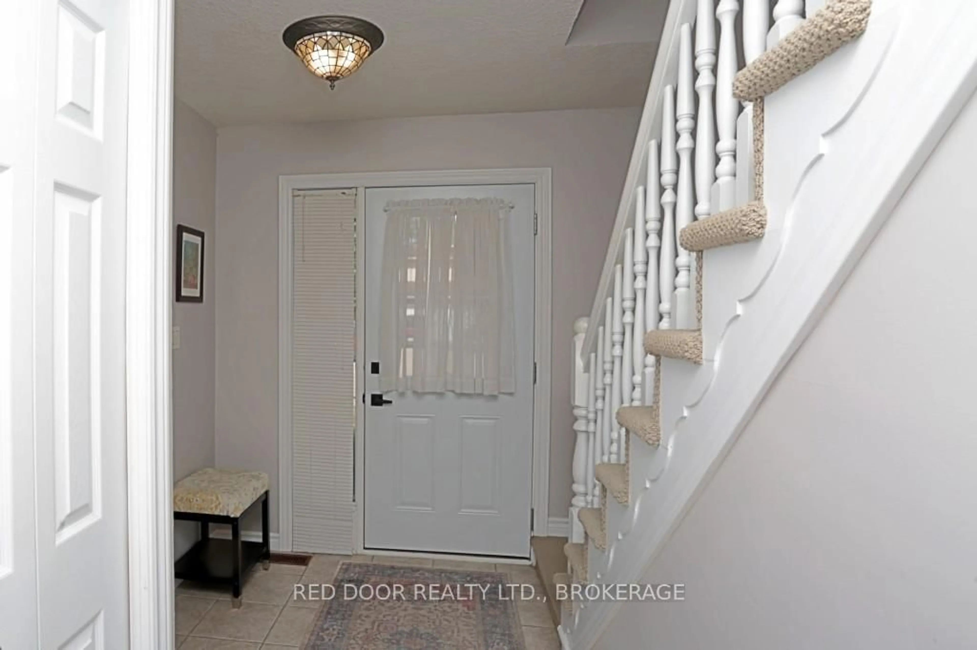 Indoor entryway for 41 Luton Cres, St. Thomas Ontario N5R 5J9