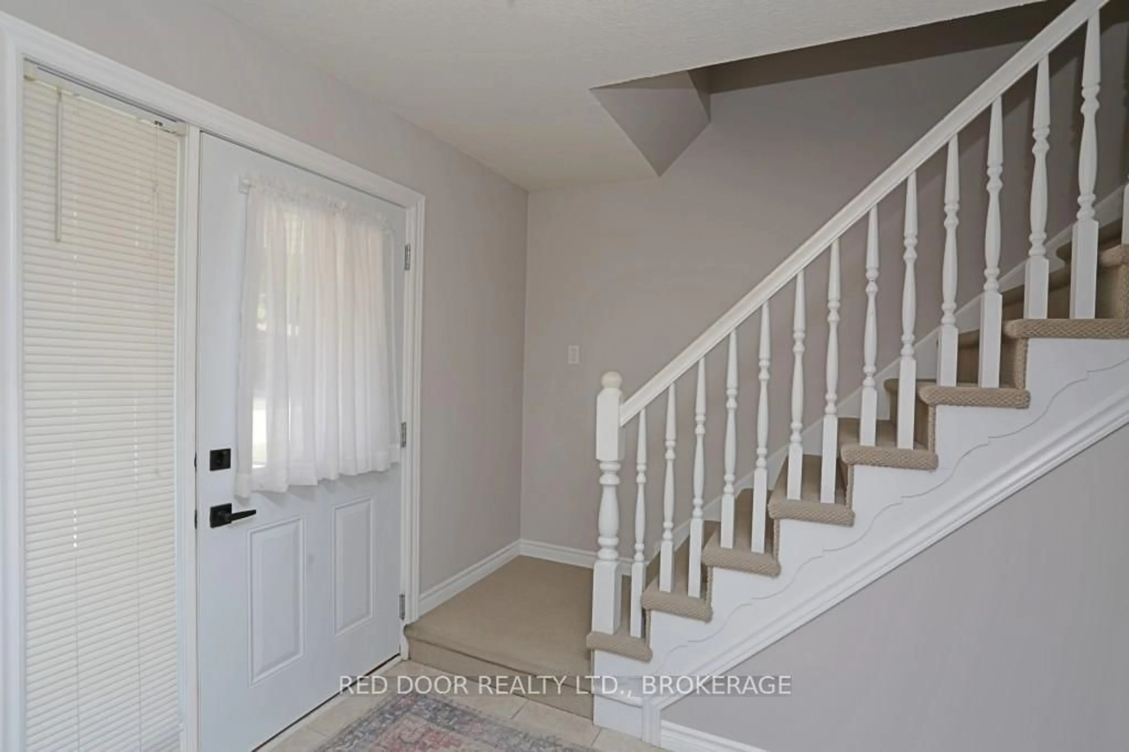 Indoor entryway for 41 Luton Cres, St. Thomas Ontario N5R 5J9