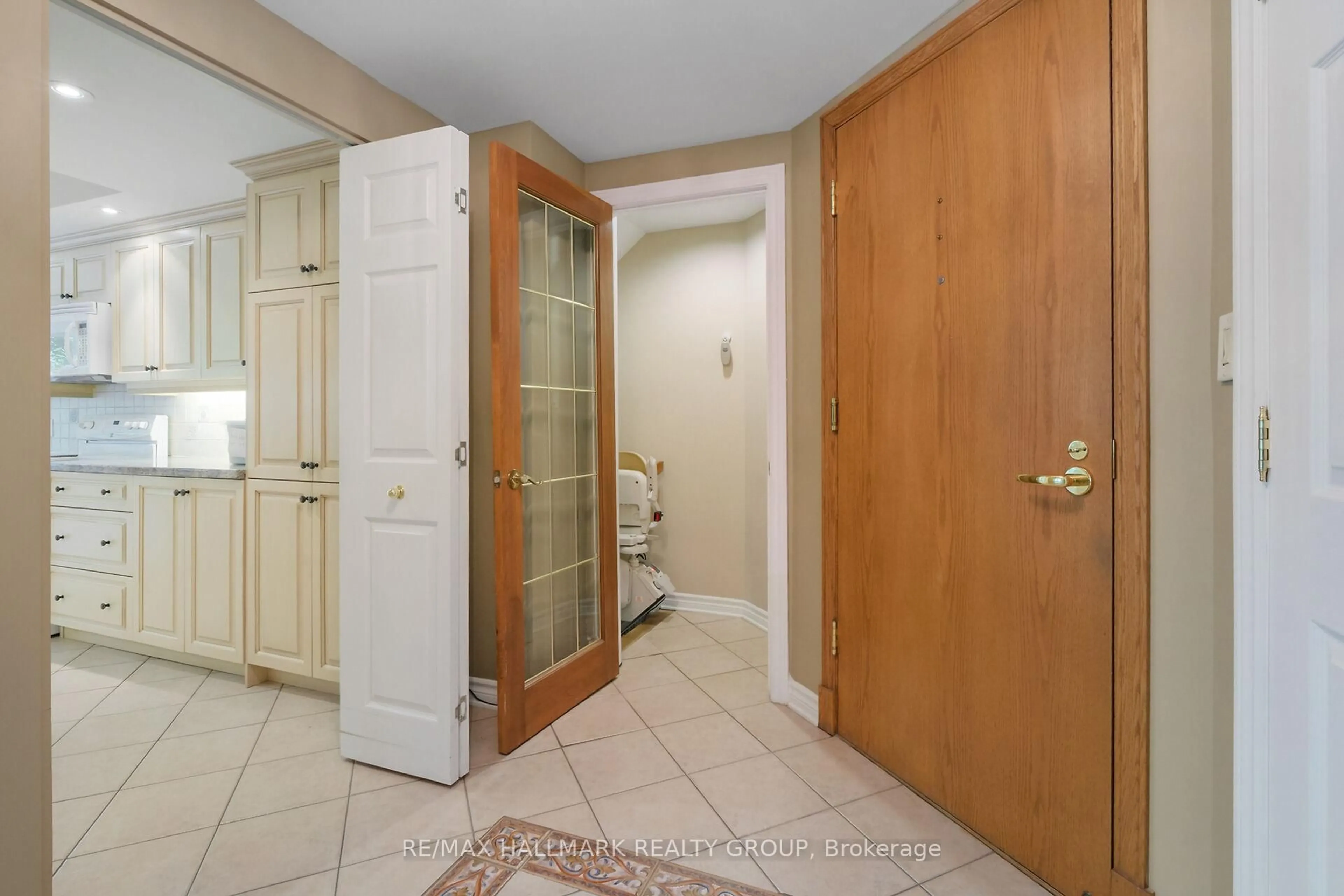Indoor entryway for 131 Robson Crt #1A, Ottawa Ontario K2K 2W1