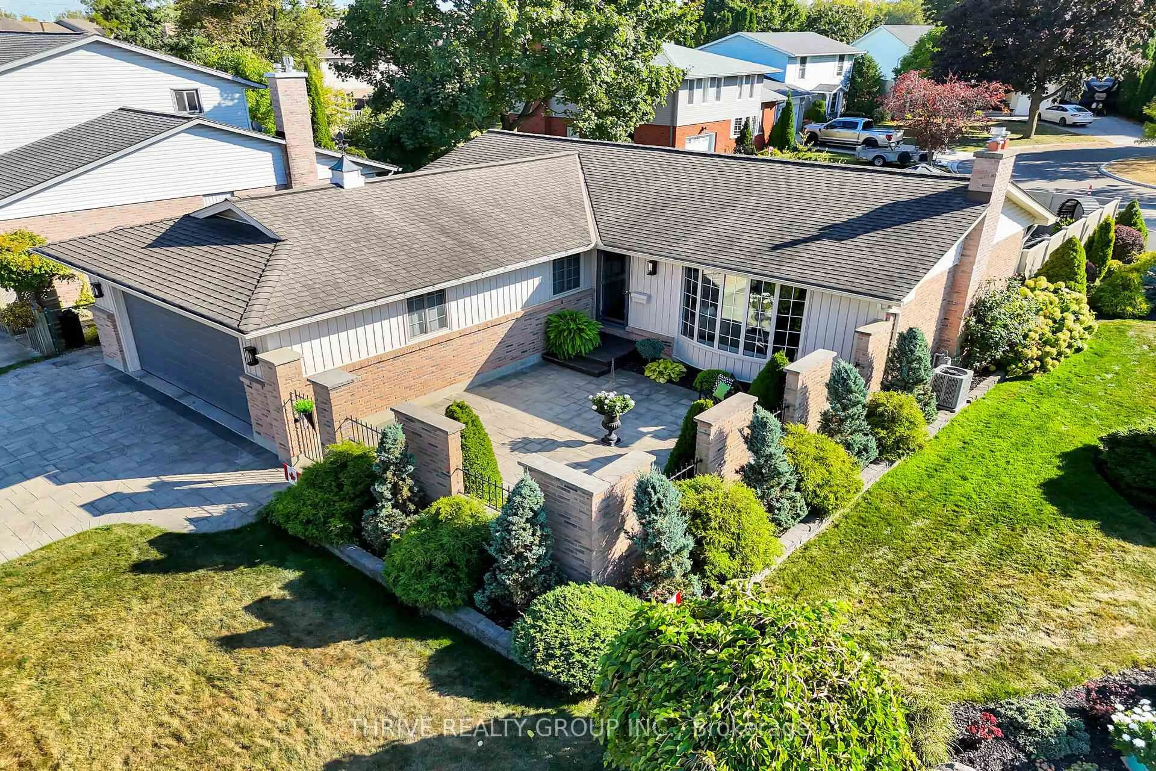 A pic from outside/outdoor area/front of a property/back of a property/a pic from drone, street for 999 Farnham Rd, London South Ontario N6K 1S3