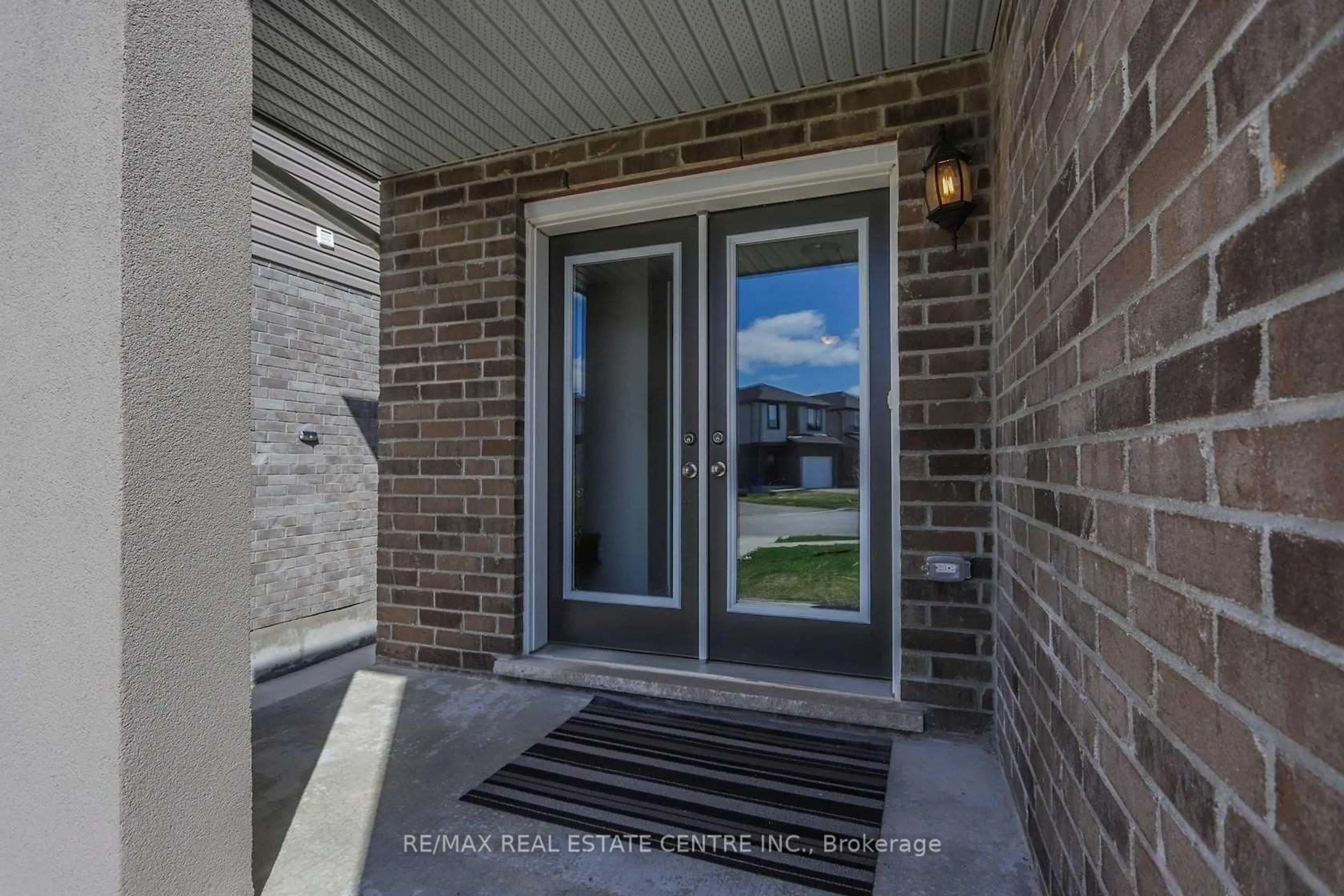 Indoor entryway for 1890 Foxridge Cres, London North Ontario N6G 0L7