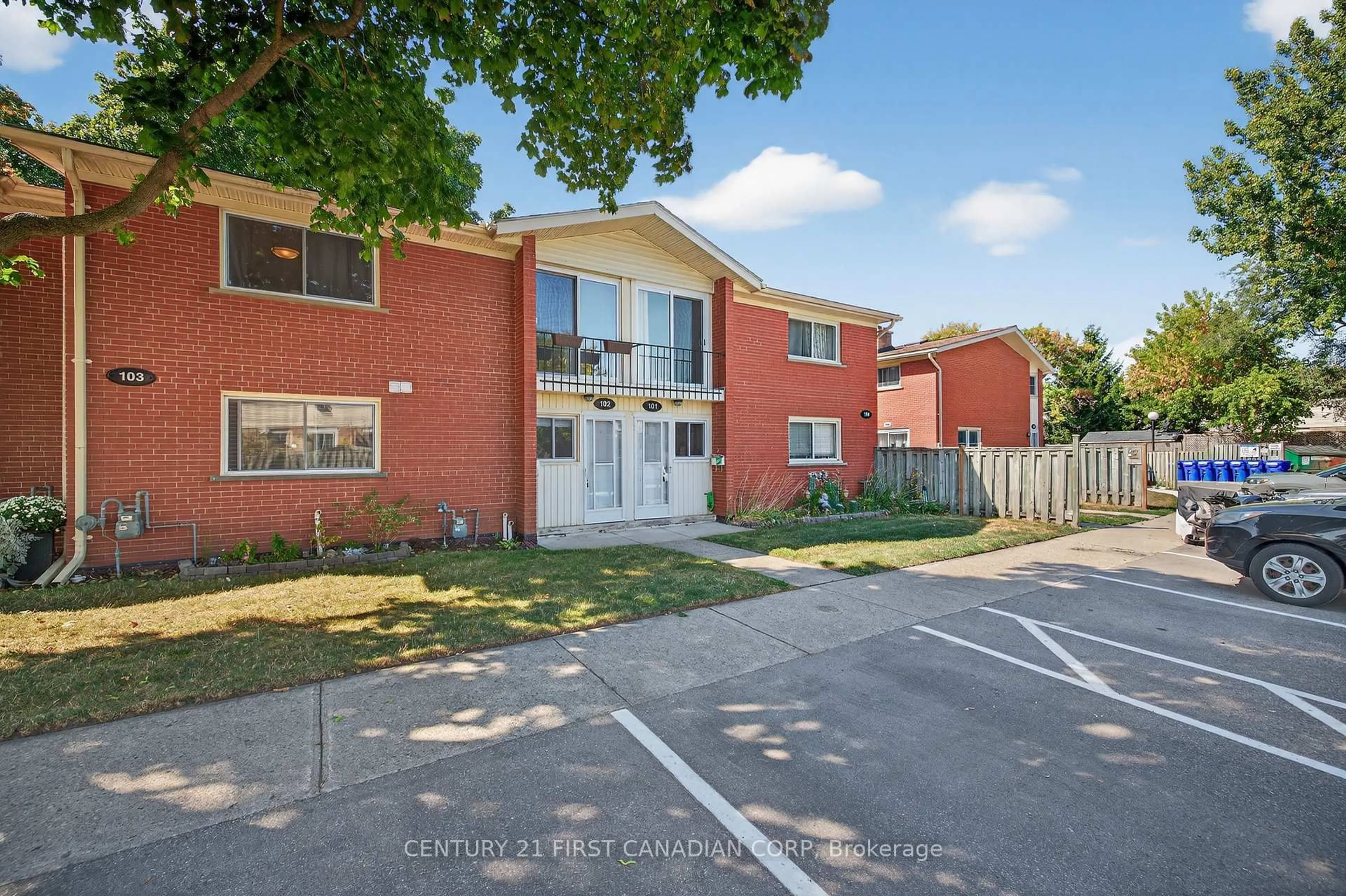 A pic from outside/outdoor area/front of a property/back of a property/a pic from drone, street for 1090 Kipps Lane #102, London East Ontario N5Y 1V4