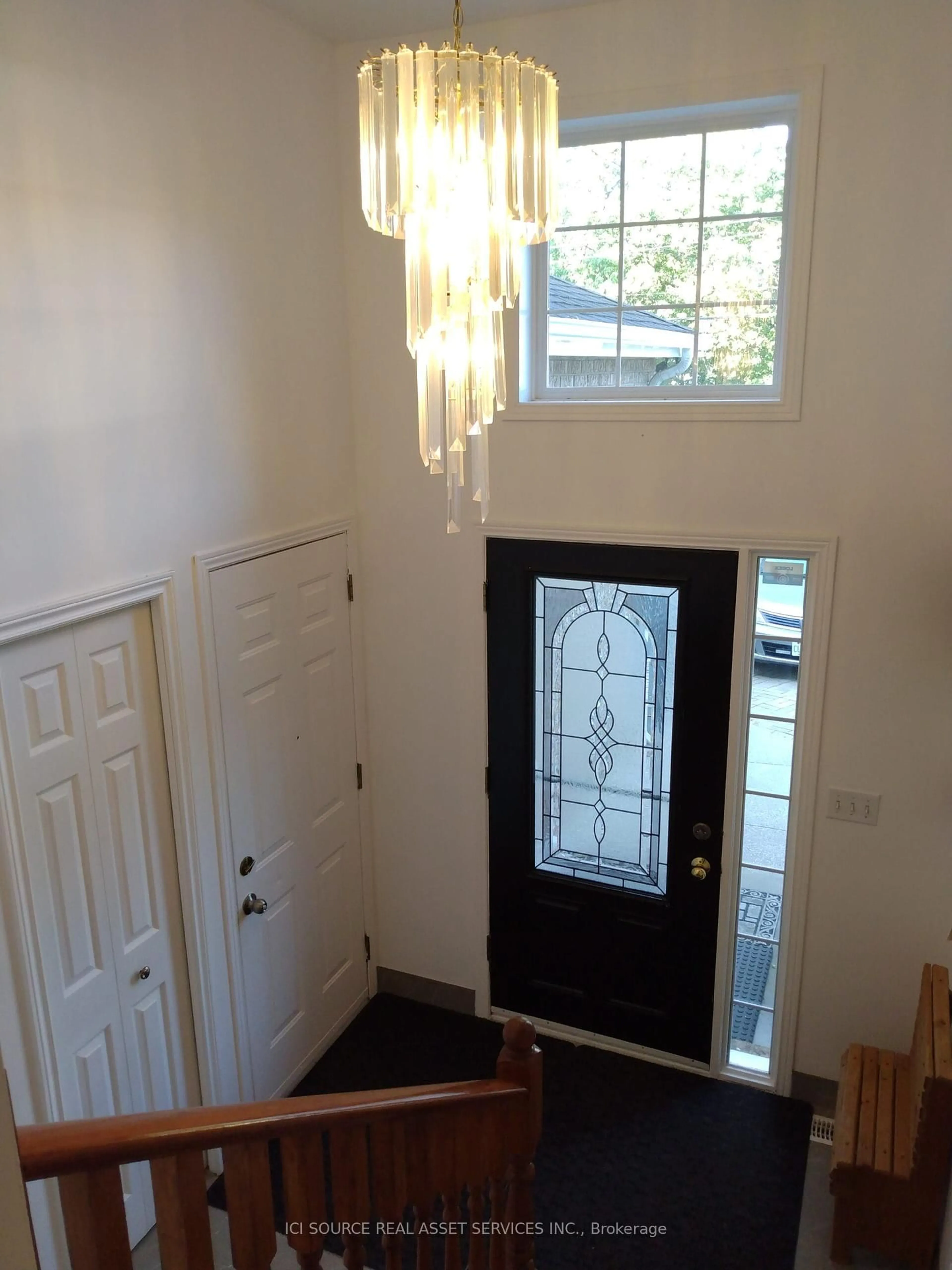 Indoor entryway for 6860 Matchette Rd, LaSalle Ontario N9J 3H7