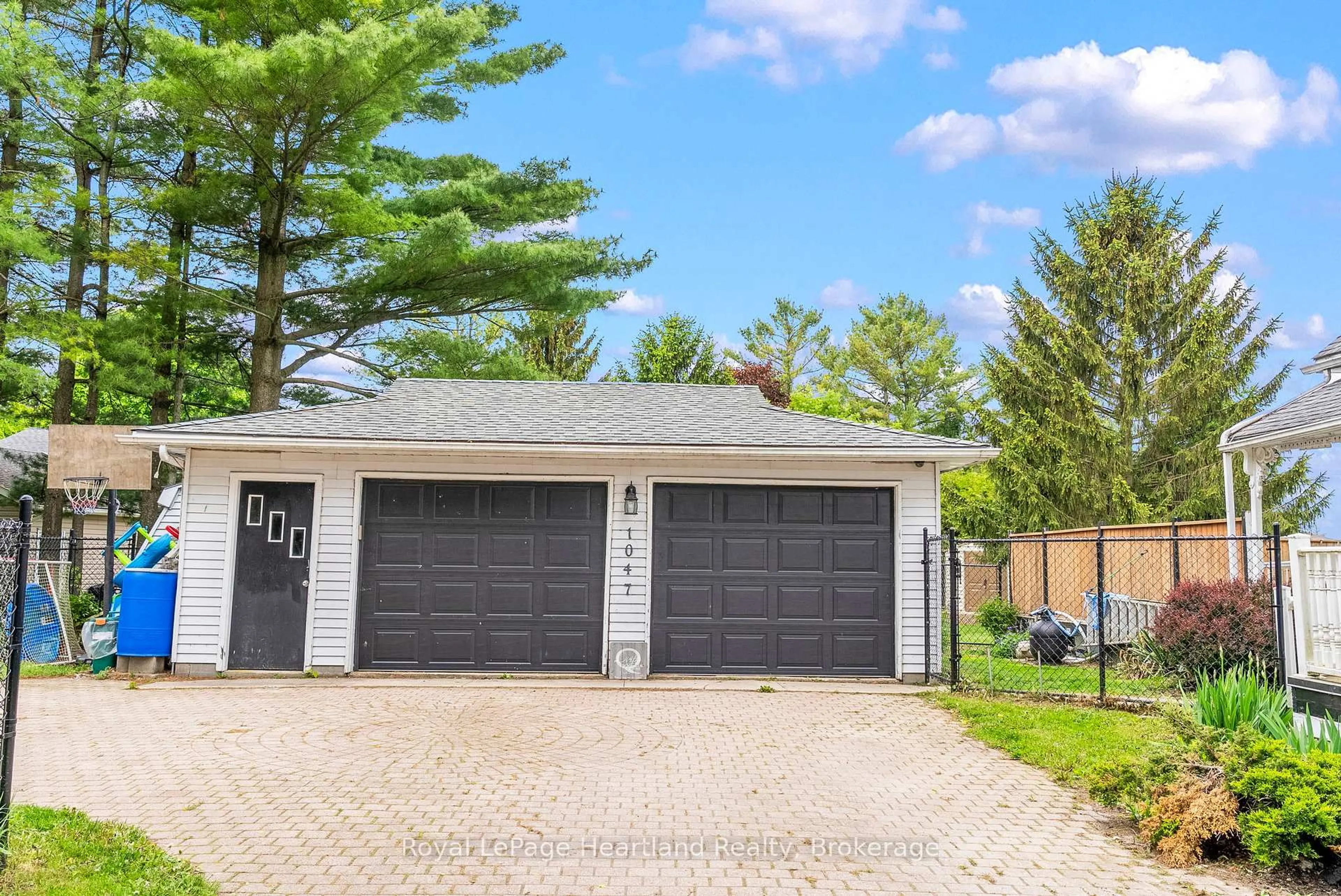 Indoor garage for 1047 GIBSON St, Howick Ontario N0G 2X0