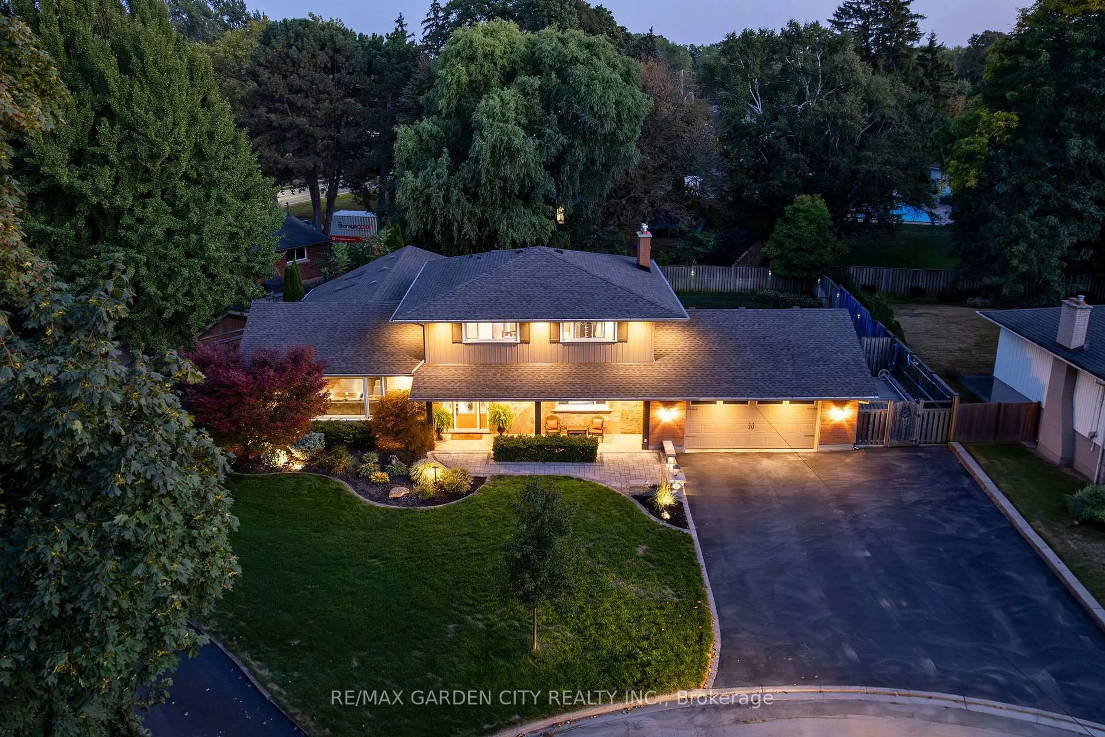 A pic from outside/outdoor area/front of a property/back of a property/a pic from drone, street for 26 Cabot Dr, St. Catharines Ontario L2M 2G1