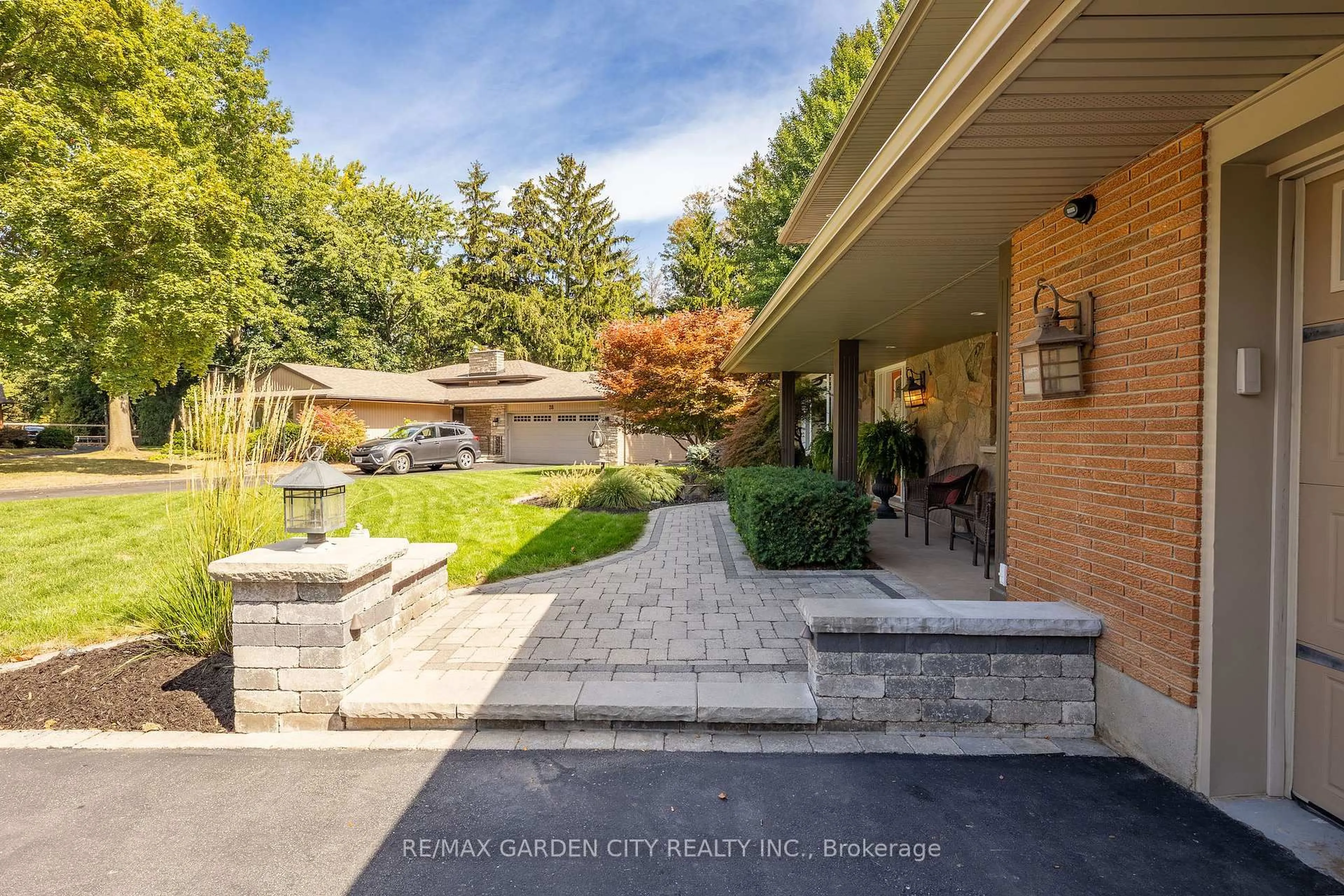 Patio, street for 26 Cabot Dr, St. Catharines Ontario L2M 2G1