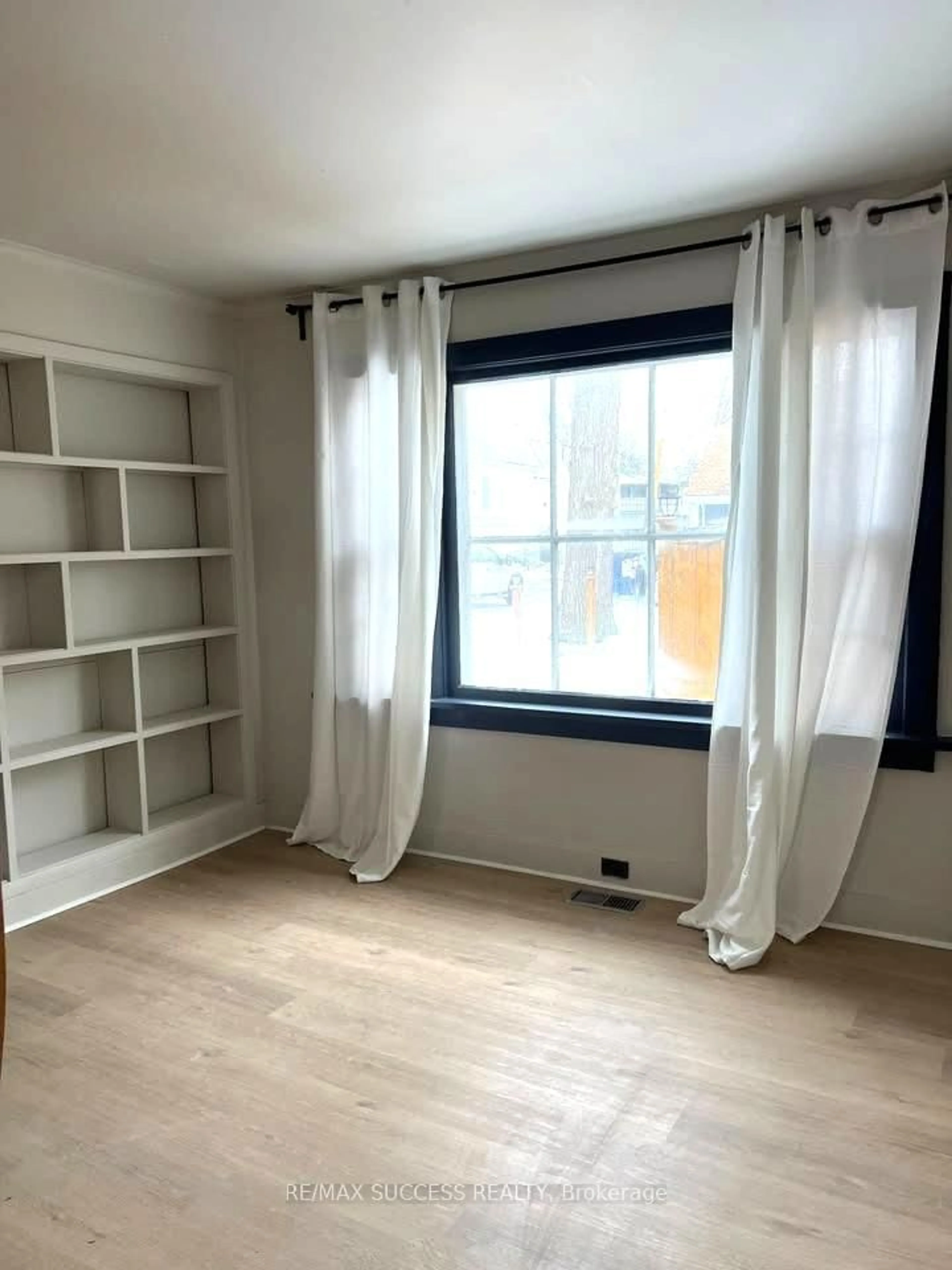 A pic of a room for 192 Lincoln Rd, Fort Erie Ontario L0S 1B0