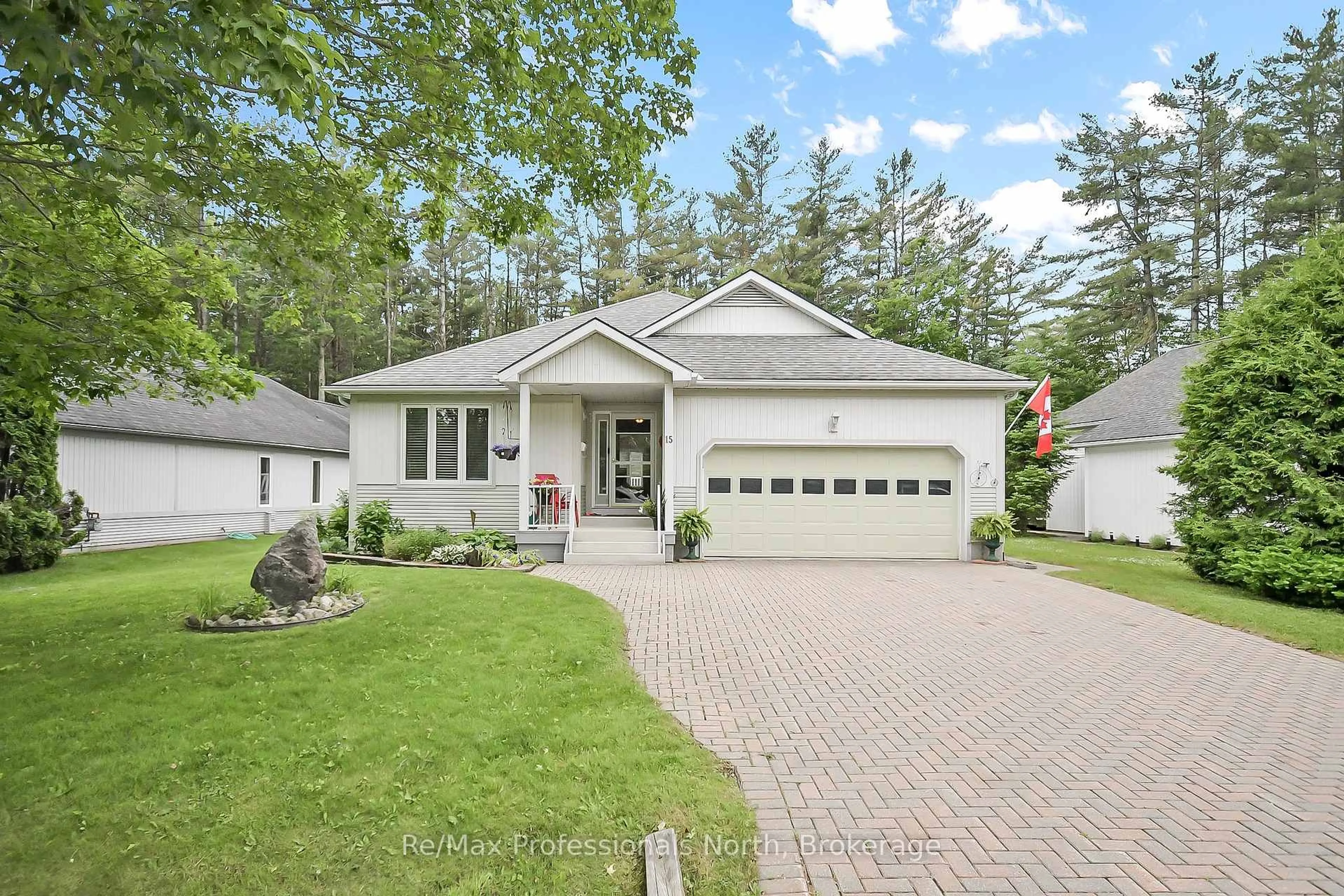 Home with vinyl exterior material, street for 15 PINERIDGE GATE, Gravenhurst Ontario P1P 1Y4