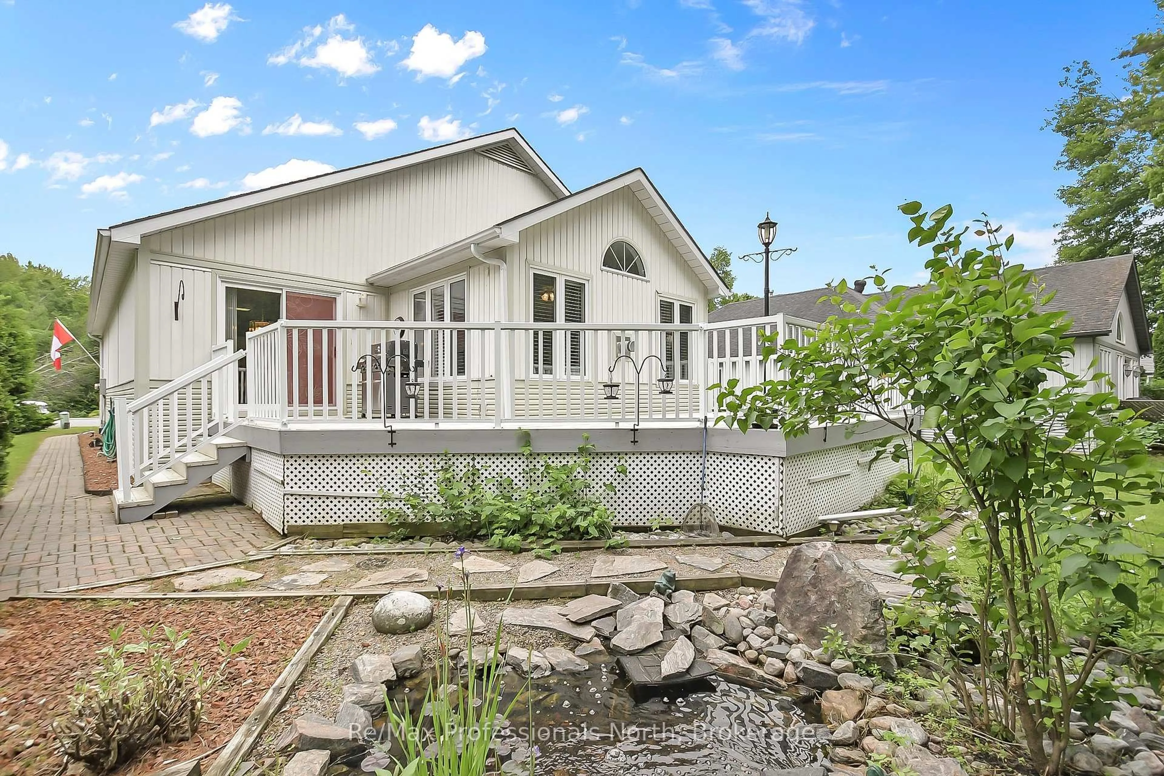 Home with vinyl exterior material, water/lake/river/ocean view for 15 PINERIDGE GATE, Gravenhurst Ontario P1P 1Y4