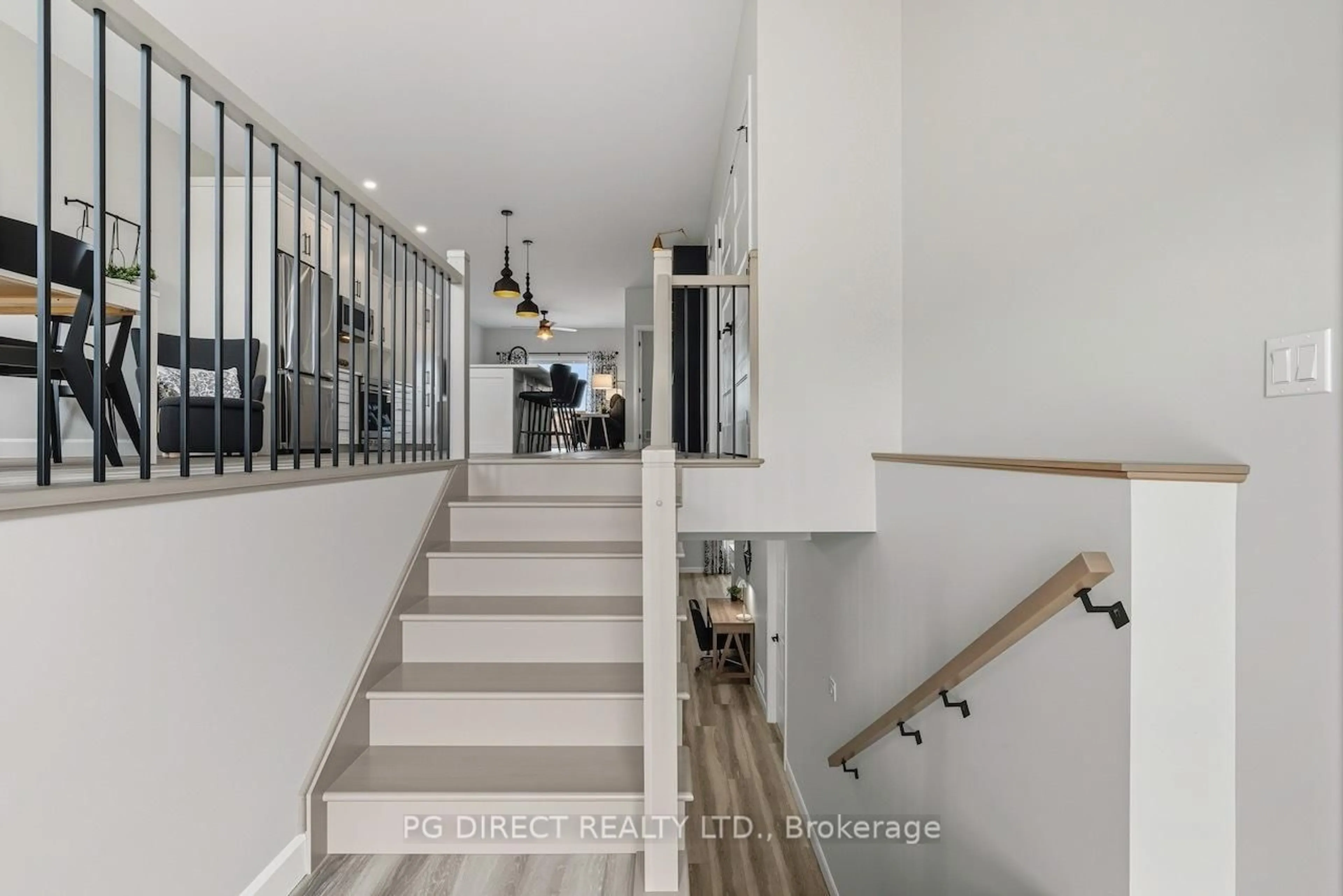 Indoor foyer for 2325 Crewson Crt, Cornwall Ontario K6H 0H9