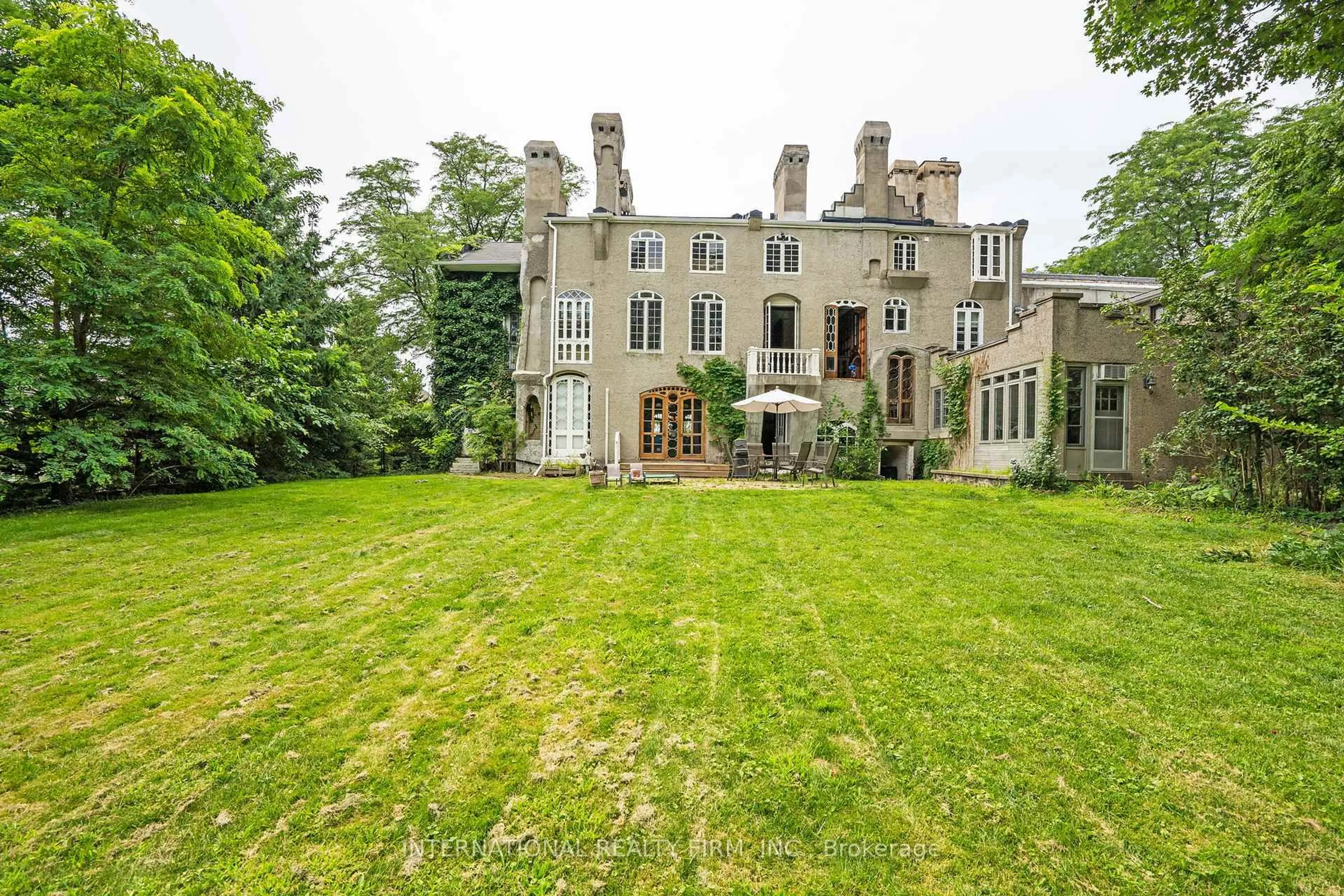 A pic from outside/outdoor area/front of a property/back of a property/a pic from drone, building for 255 Delacourt Rd, London North Ontario N6G 0H3