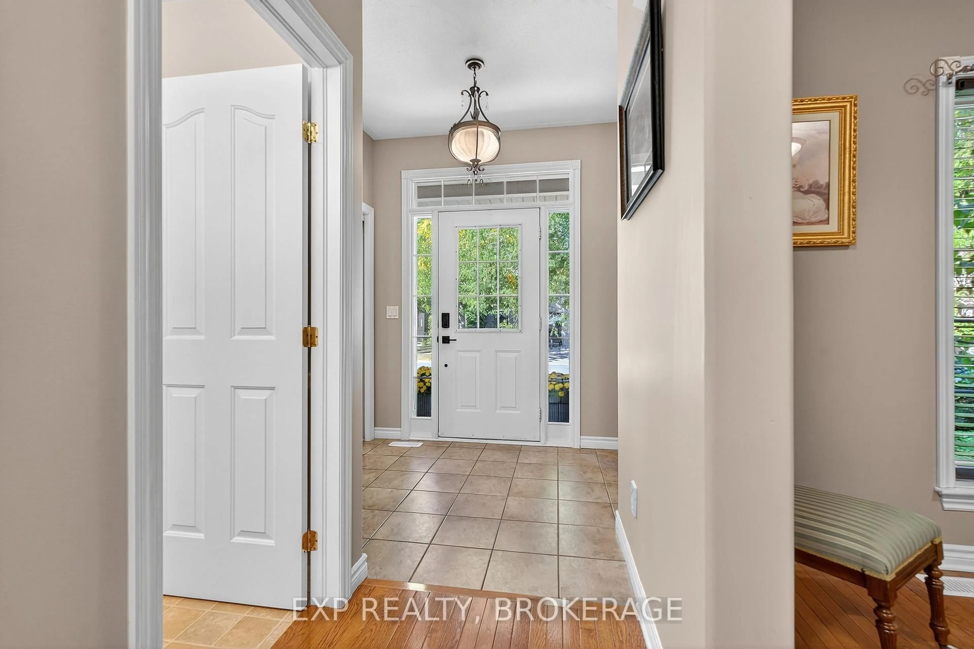 Indoor entryway for 230 HONEYWOOD Ave, Kingston Ontario K7K 7L4