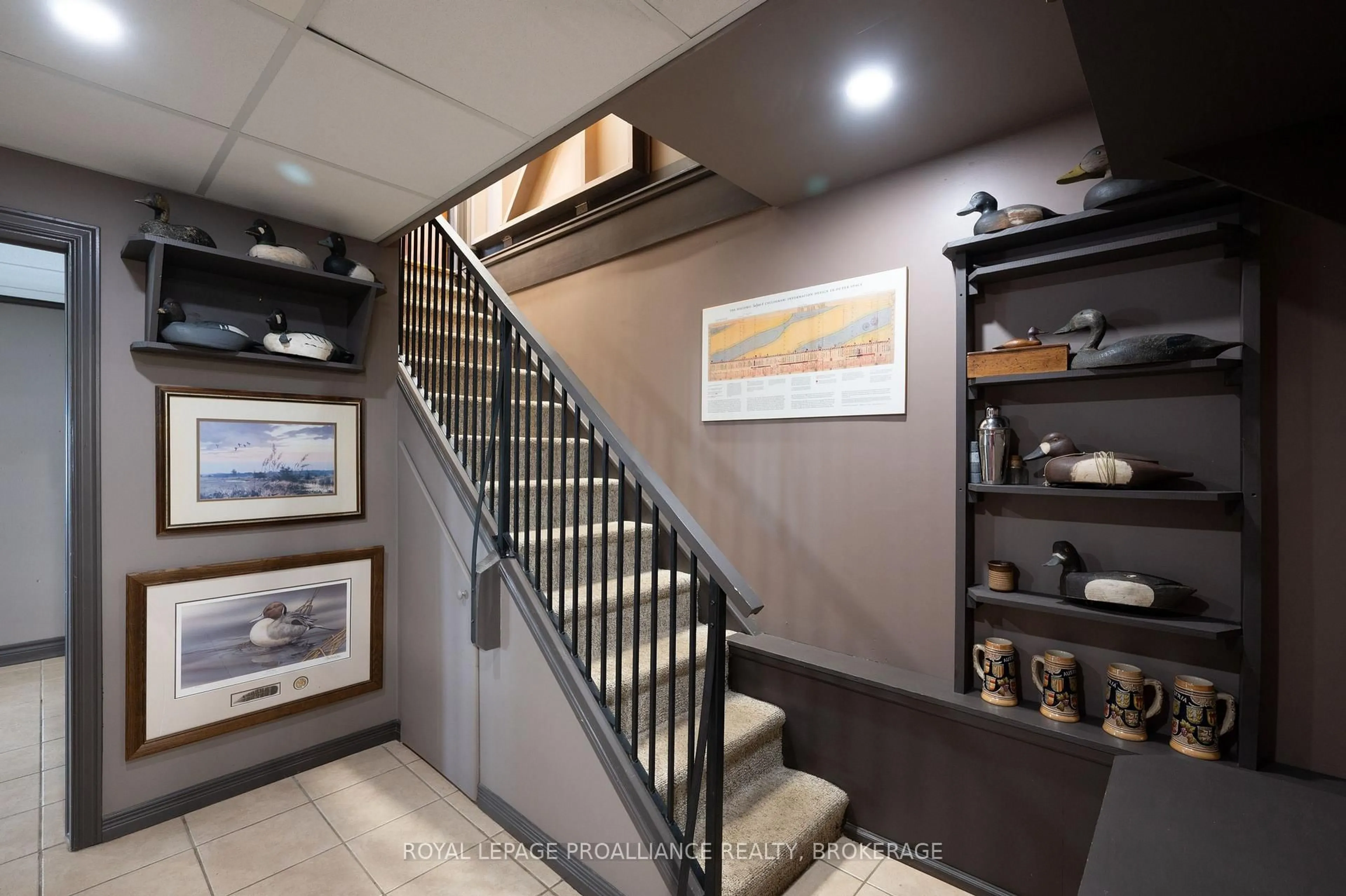 Indoor foyer for 146 River Rd, Front of Leeds & Seeleys Bay Ontario K0E 1L0