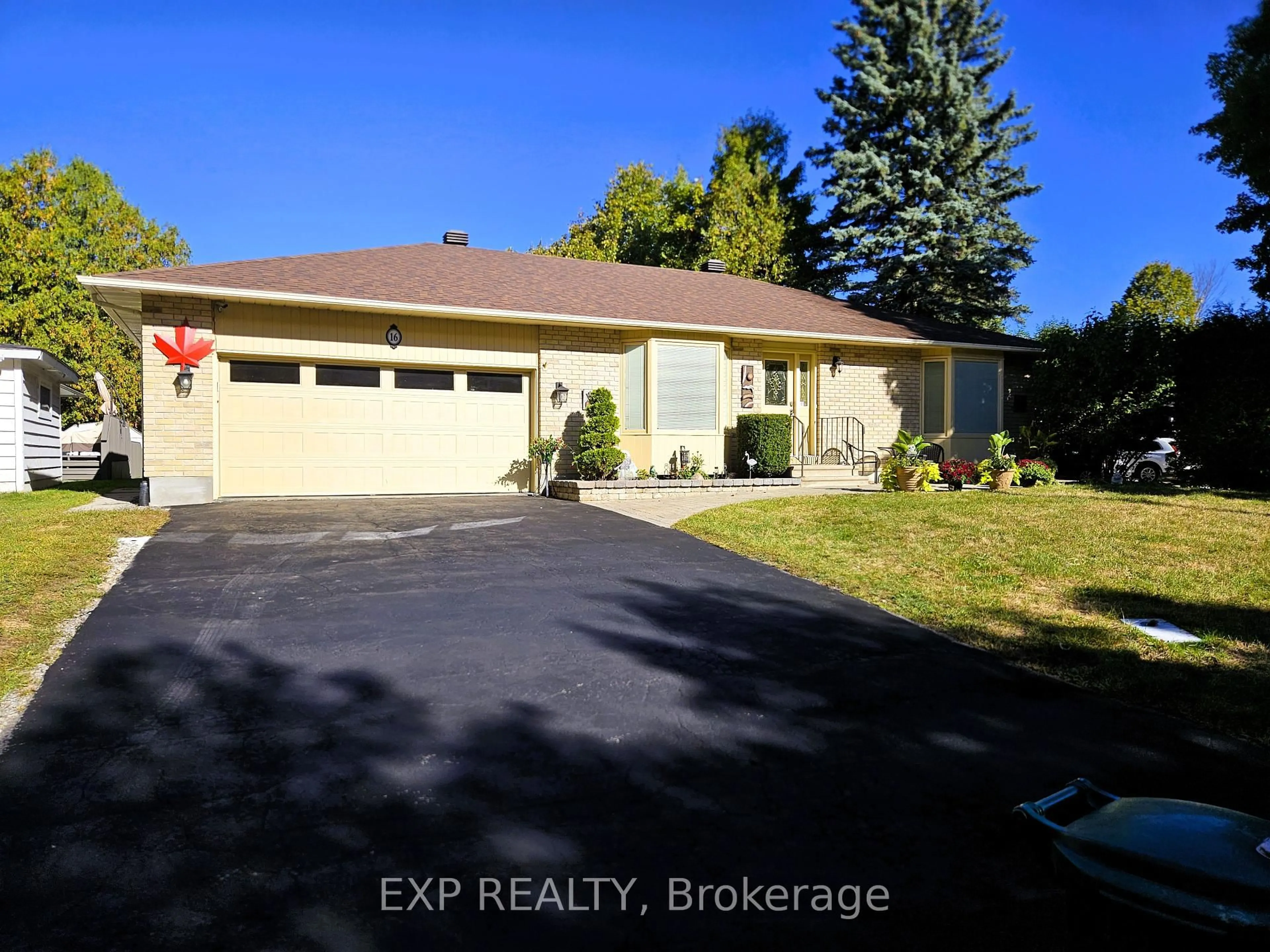 A pic from outside/outdoor area/front of a property/back of a property/a pic from drone, street for 16 Evelyn St, Stittsville Ontario K2S 1M9