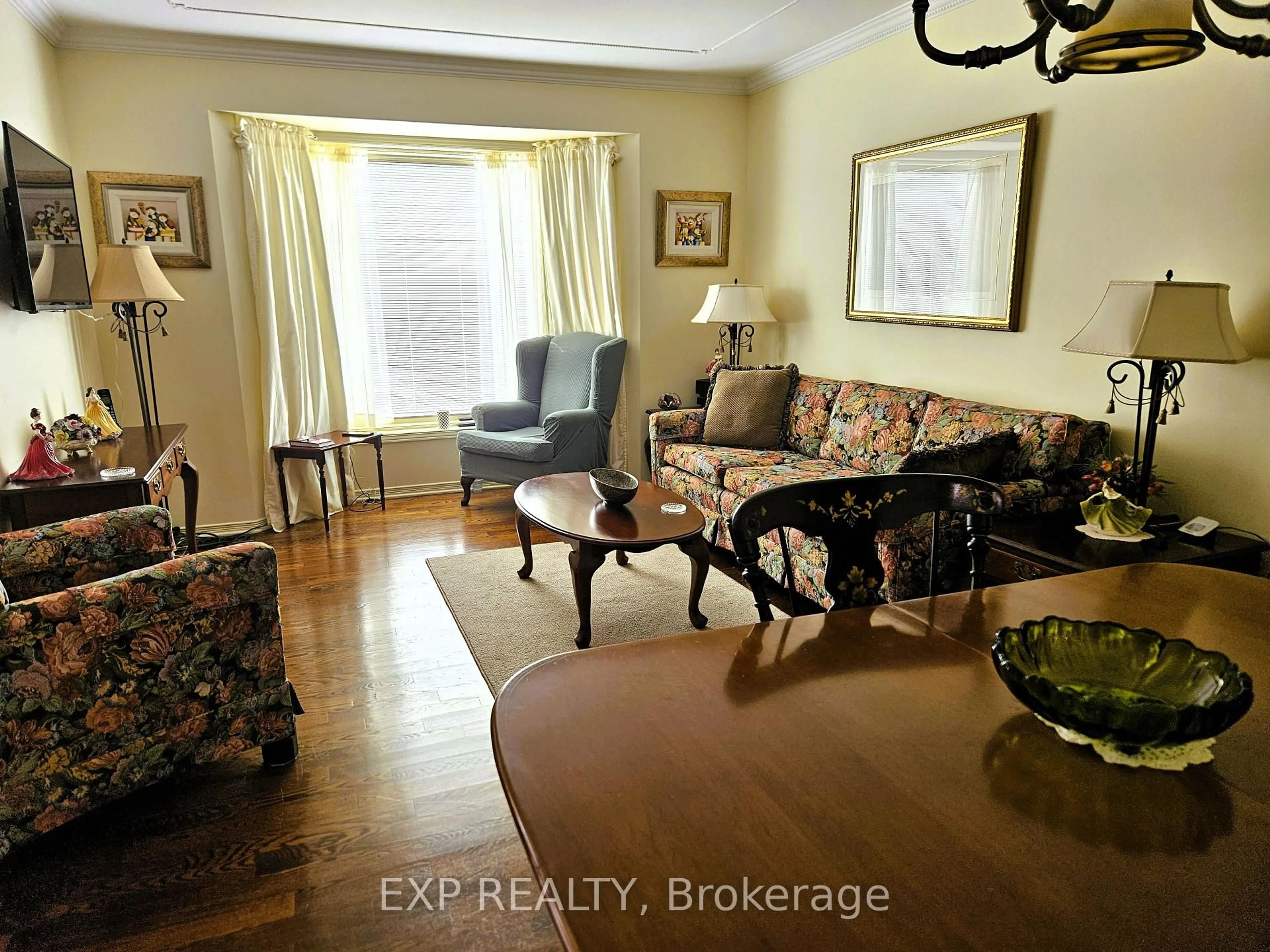 Living room with furniture, wood/laminate floor for 16 Evelyn St, Stittsville Ontario K2S 1M9