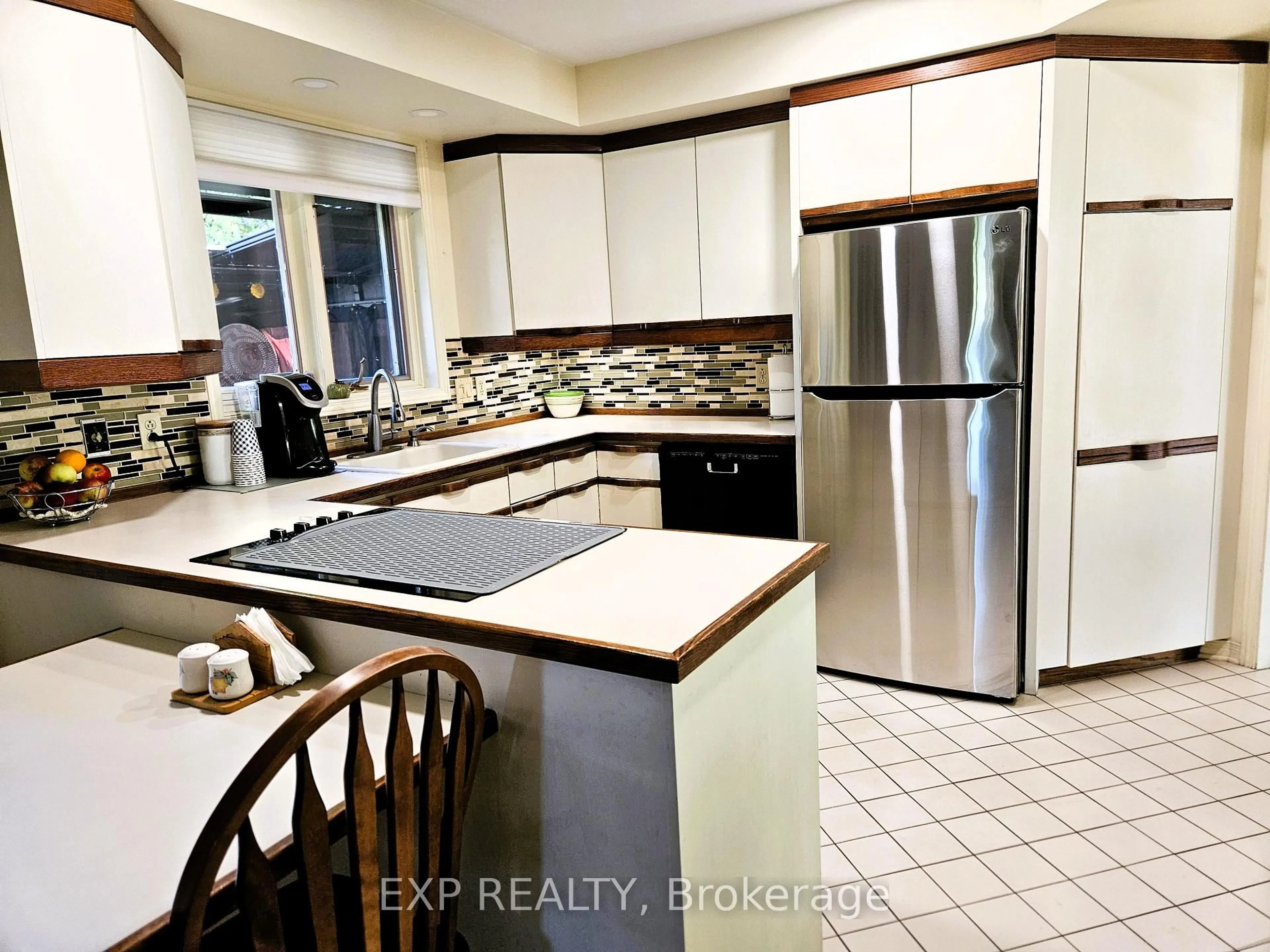 Open concept kitchen, ceramic/tile floor for 16 Evelyn St, Stittsville Ontario K2S 1M9
