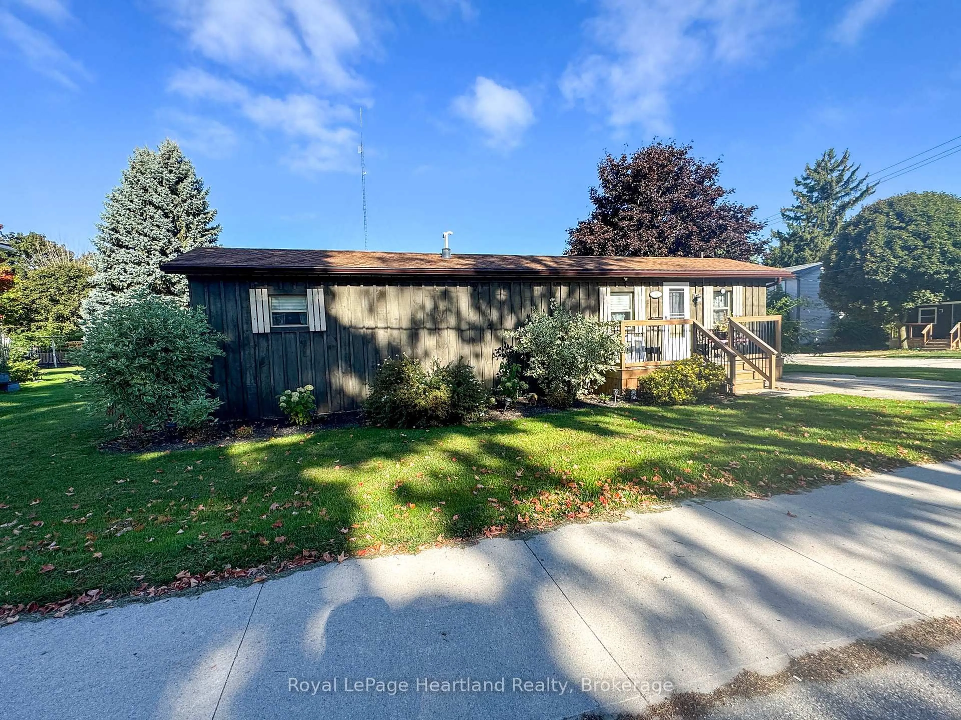 Home with vinyl exterior material, street for 30 Young St, Minto Ontario N0G 1Z0
