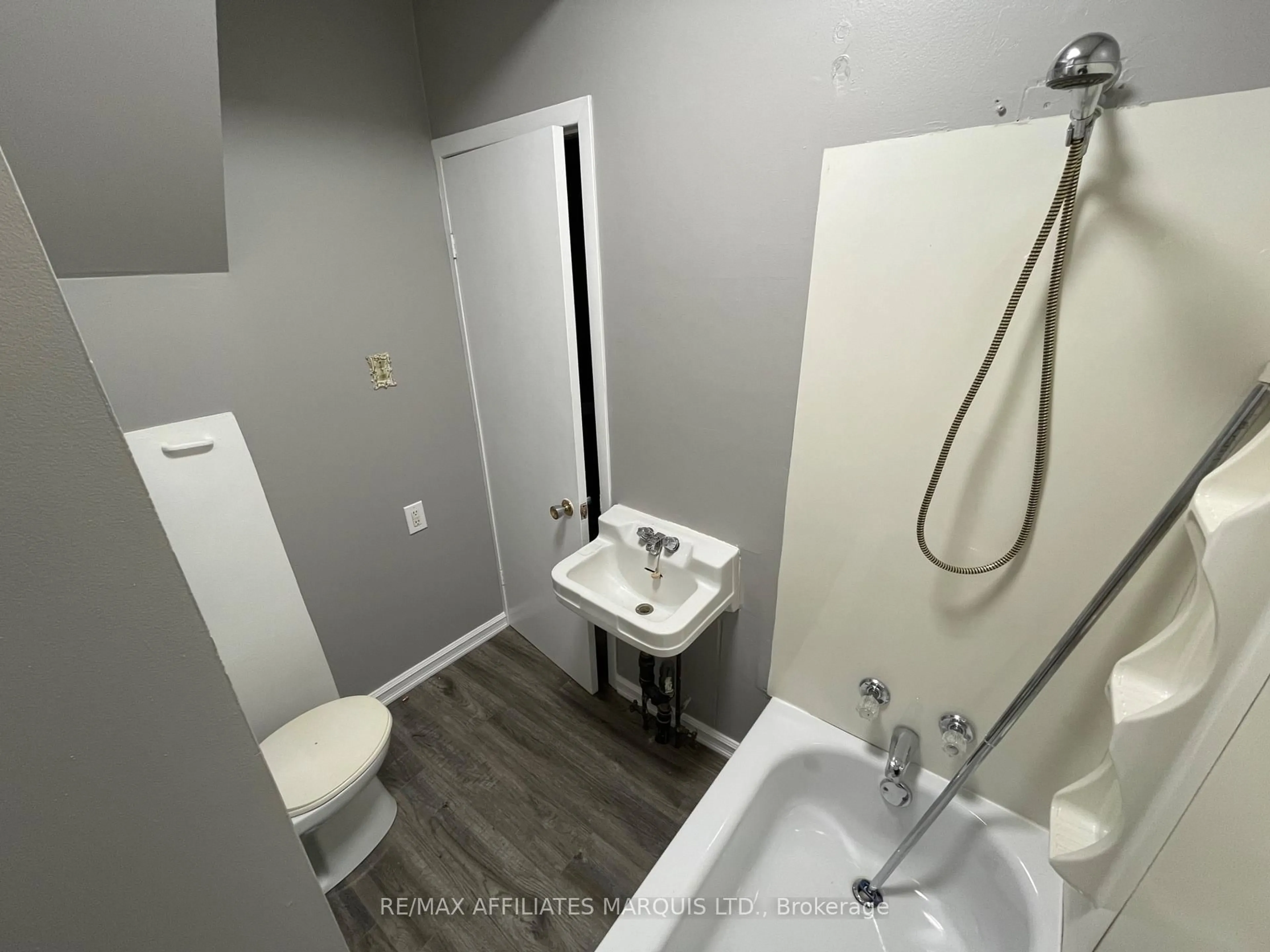 Standard bathroom, unknown for 360 Kipling St, Hawkesbury Ontario K6A 2N4