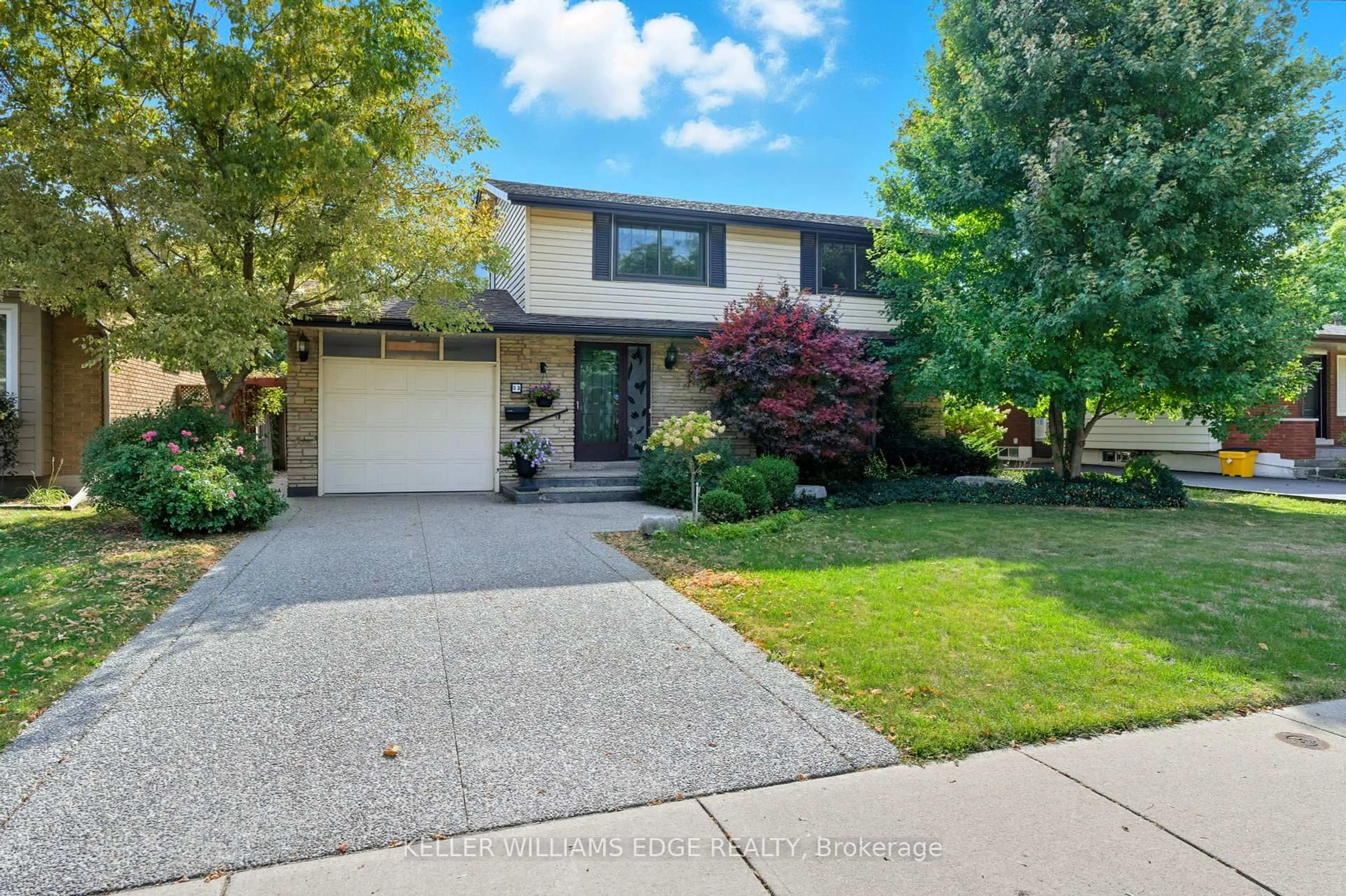 Home with vinyl exterior material, street for 33 Goldfinch Rd, Hamilton Ontario L9A 3W8