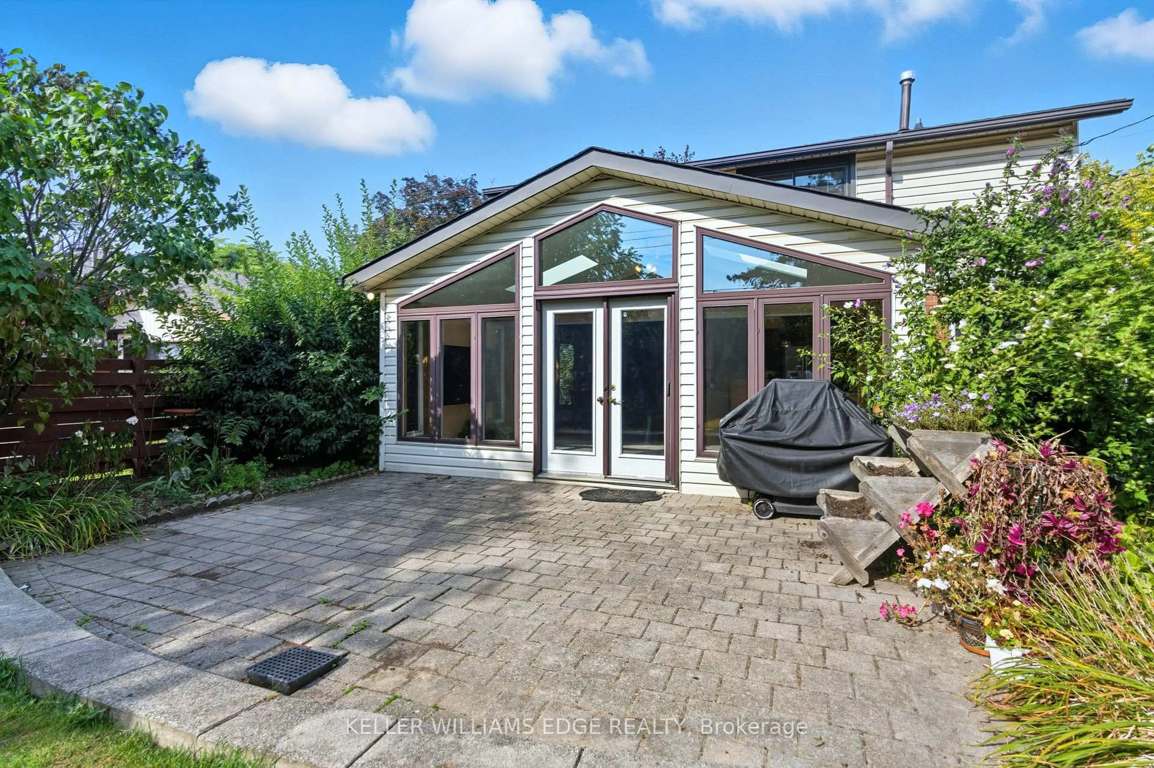 Patio, street for 33 Goldfinch Rd, Hamilton Ontario L9A 3W8